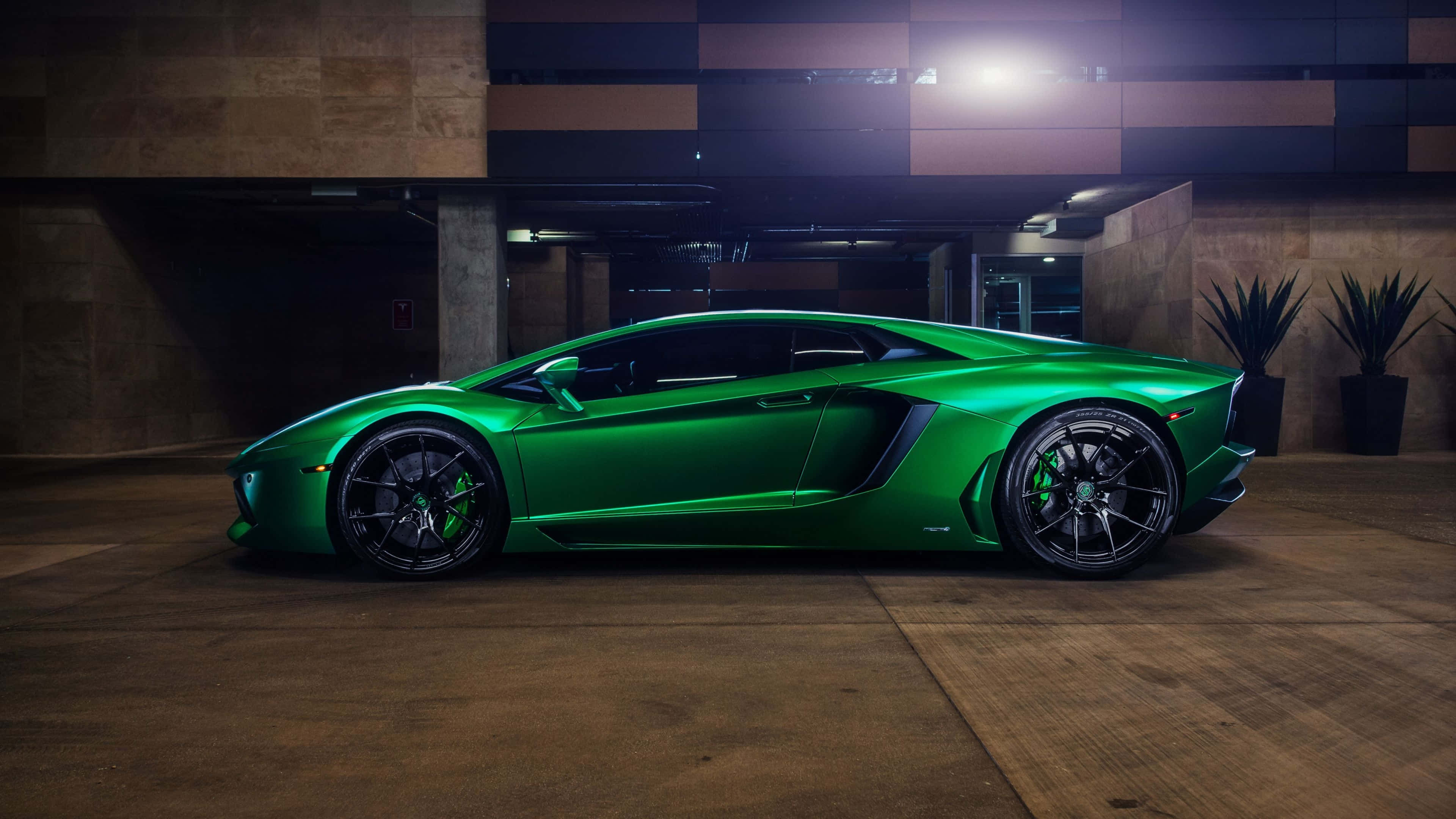 4K汽車 桌布 壁紙 — 一輛充滿活力的綠色藍寶堅尼Aventador停放在現代化的地下車庫中，帶有戲劇性的燈光。