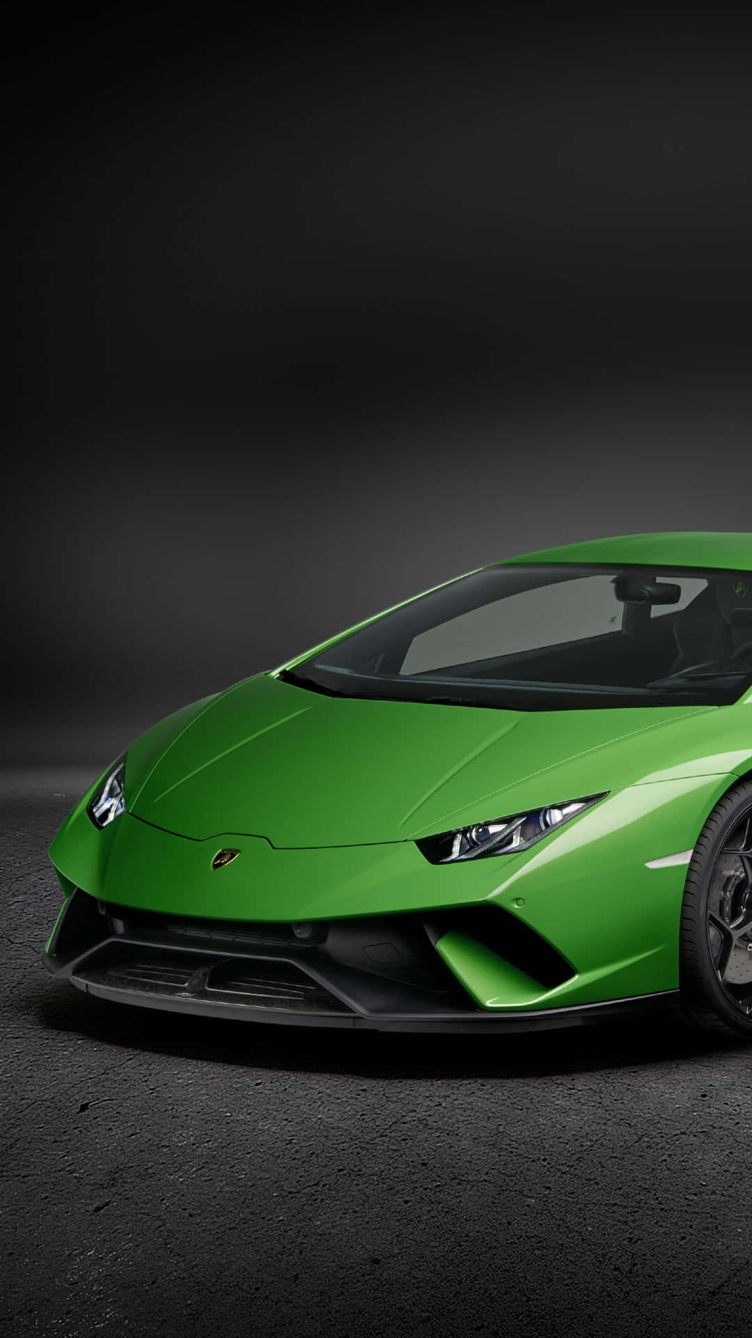 Pixel 3xl Lamborghini 桌布 壁紙 — 一輛充滿活力的綠色藍寶堅尼跑車在深灰色背景前的攝影棚燈光下閃閃發光。