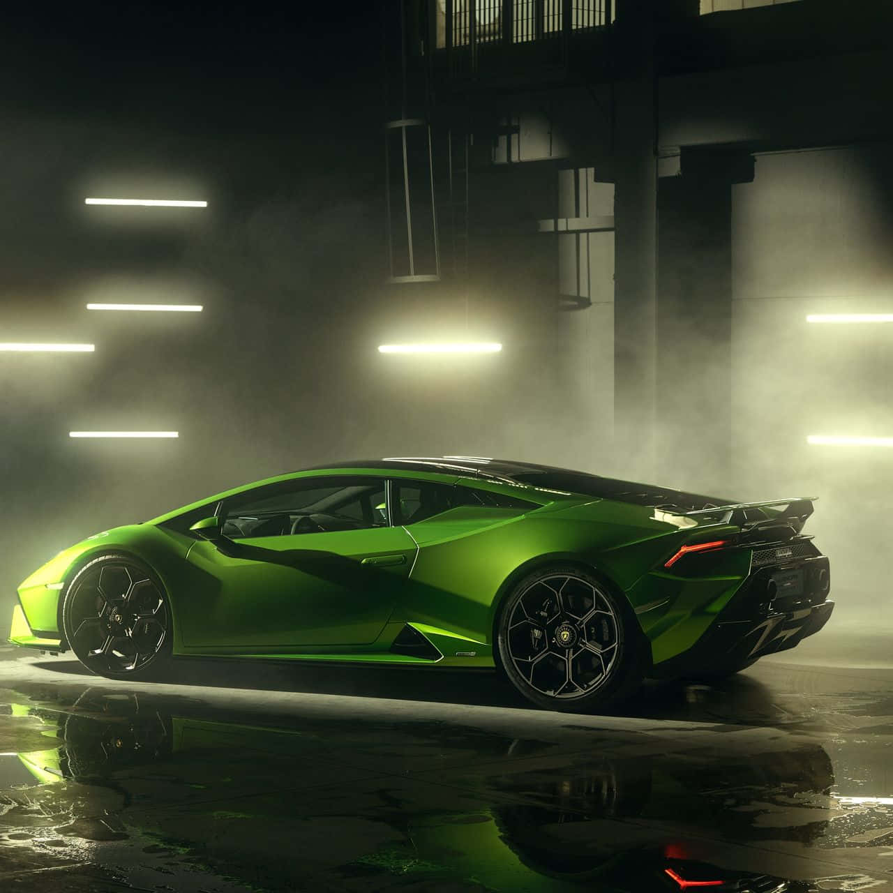 Lamborghini 4K 桌布 壁紙 — 一輛充滿活力的綠色藍寶堅尼跑車在夜間霧氣瀰漫的工業車庫中，在霓虹燈下閃閃發光。