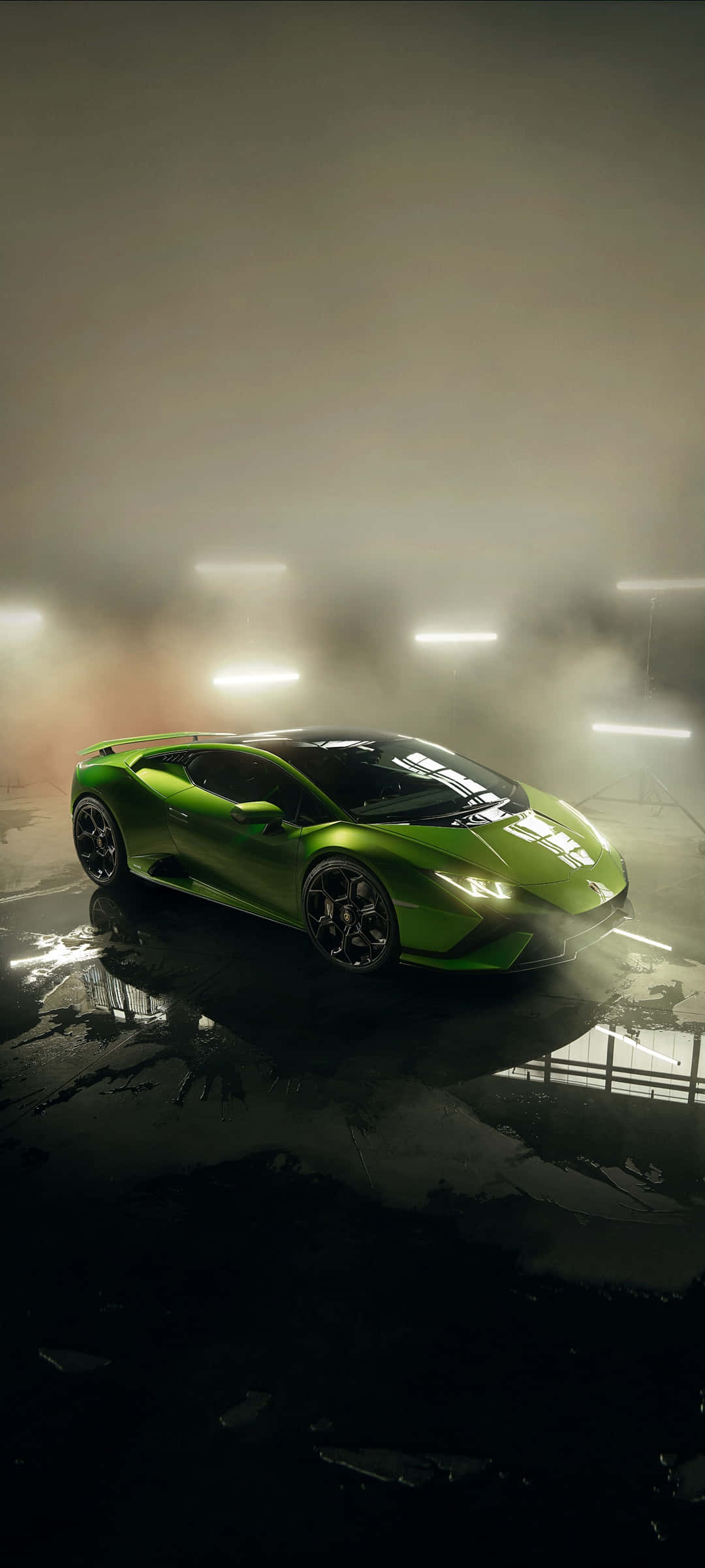 Pixel 3xl Lamborghini 桌布 壁紙 — 一輛充滿活力的綠色藍寶堅尼跑車在戲劇性的工作室燈光下，在霧氣籠罩的潮濕反光地板上閃閃發光。