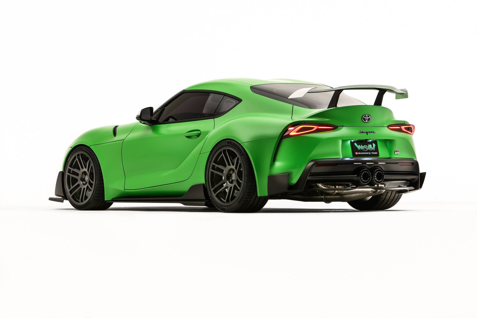充滿活力的綠色豐田Supra跑車，帶有黑色輪圈和尾翼。 — Toyota Supra Mk4 壁紙