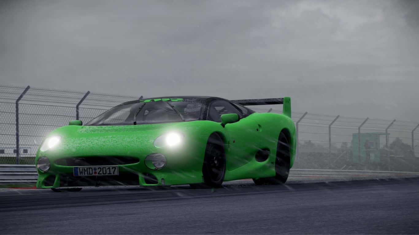 1366x768 Project Cars 2 桌布 壁紙 — 一輛充滿活力的綠色賽車在灰色陰天底下，亮著車頭燈在濕滑的賽道上飛馳。