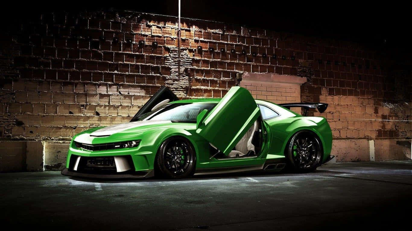 Modified Car 桌布 壁紙 — 一輛充滿活力的綠色跑車，剪刀門敞開，在戲劇性的夜間燈光下，戲劇性地停在一面風化的磚牆前。