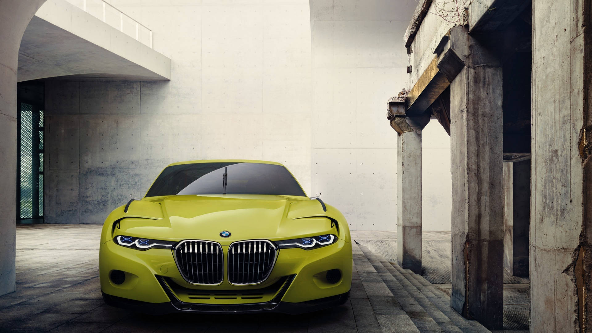 cars 桌布 壁紙 — 一輛充滿活力的萊姆綠色BMW概念車，配備發光頭燈，矗立在簡約現代混凝土庭院的正中央。
