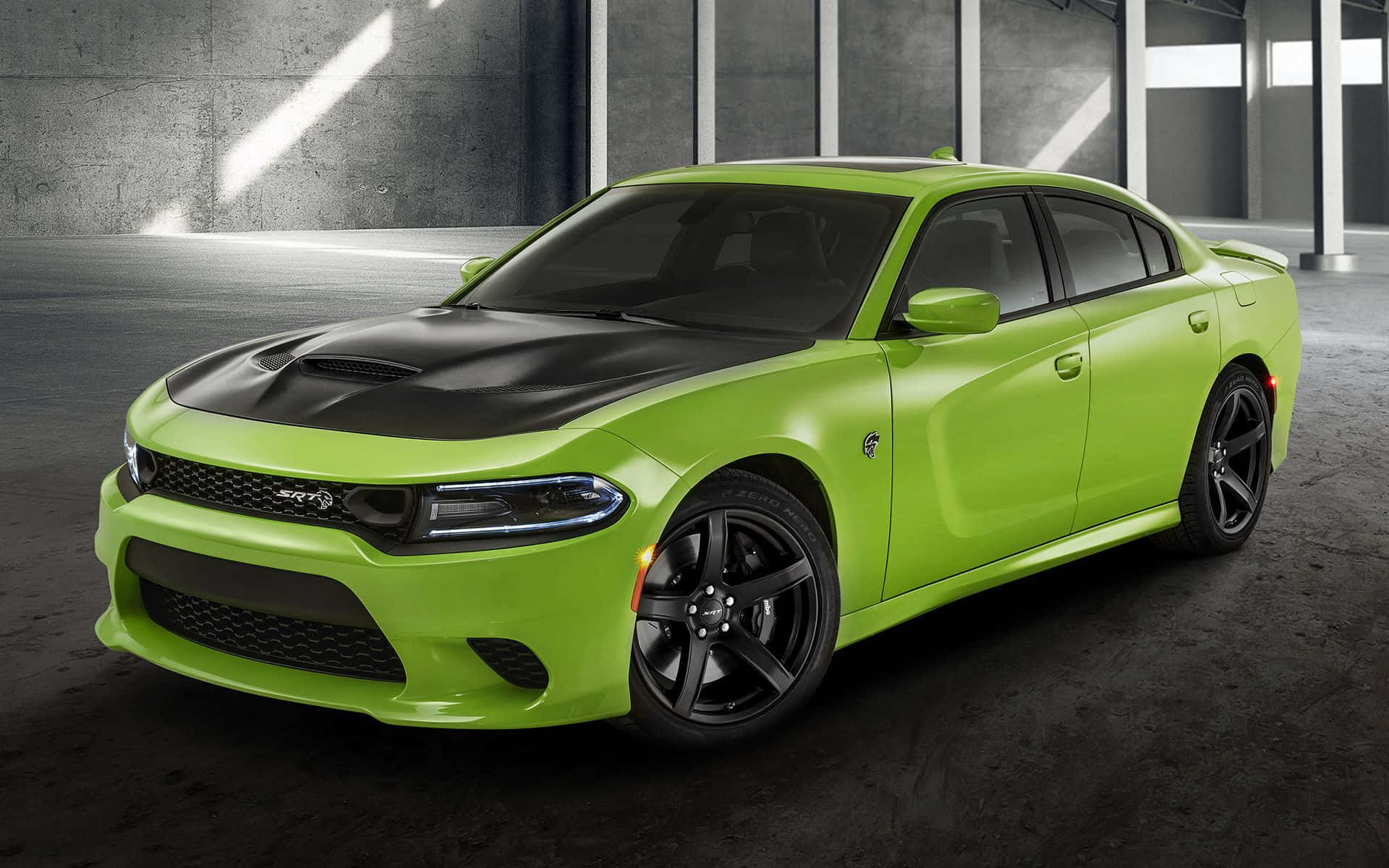 Dodge Charger 桌布 壁紙 — 一輛充滿活力的萊姆綠色Dodge Charger SRT，配備黑色引擎蓋和輪圈，停在簡約的混凝土車庫中，在明亮的攝影棚燈光下。