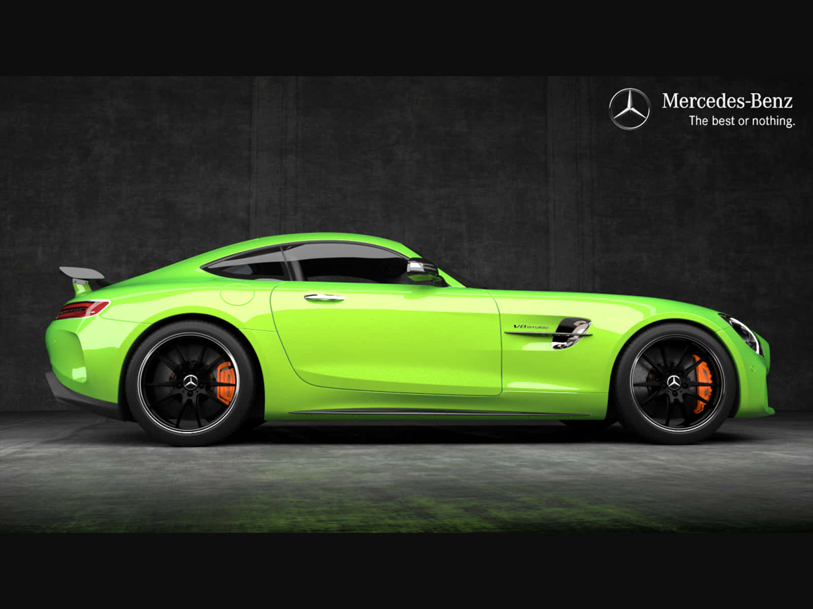 汽車 桌布 壁紙 — 一輛充滿活力的萊姆綠色Mercedes-AMG GT跑車，配備黑色輪圈和橙色煞車卡鉗，在時尚的攝影棚環境中展示。