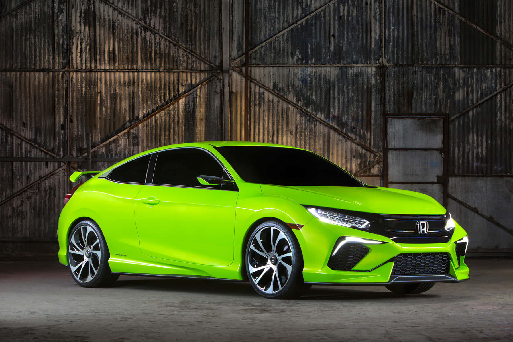 Honda Civic 桌布 壁紙 — 一輛充滿活力的萊姆綠色本田思域Type R概念車在工作室燈光下，以風化的工業金屬牆為背景閃閃發光。