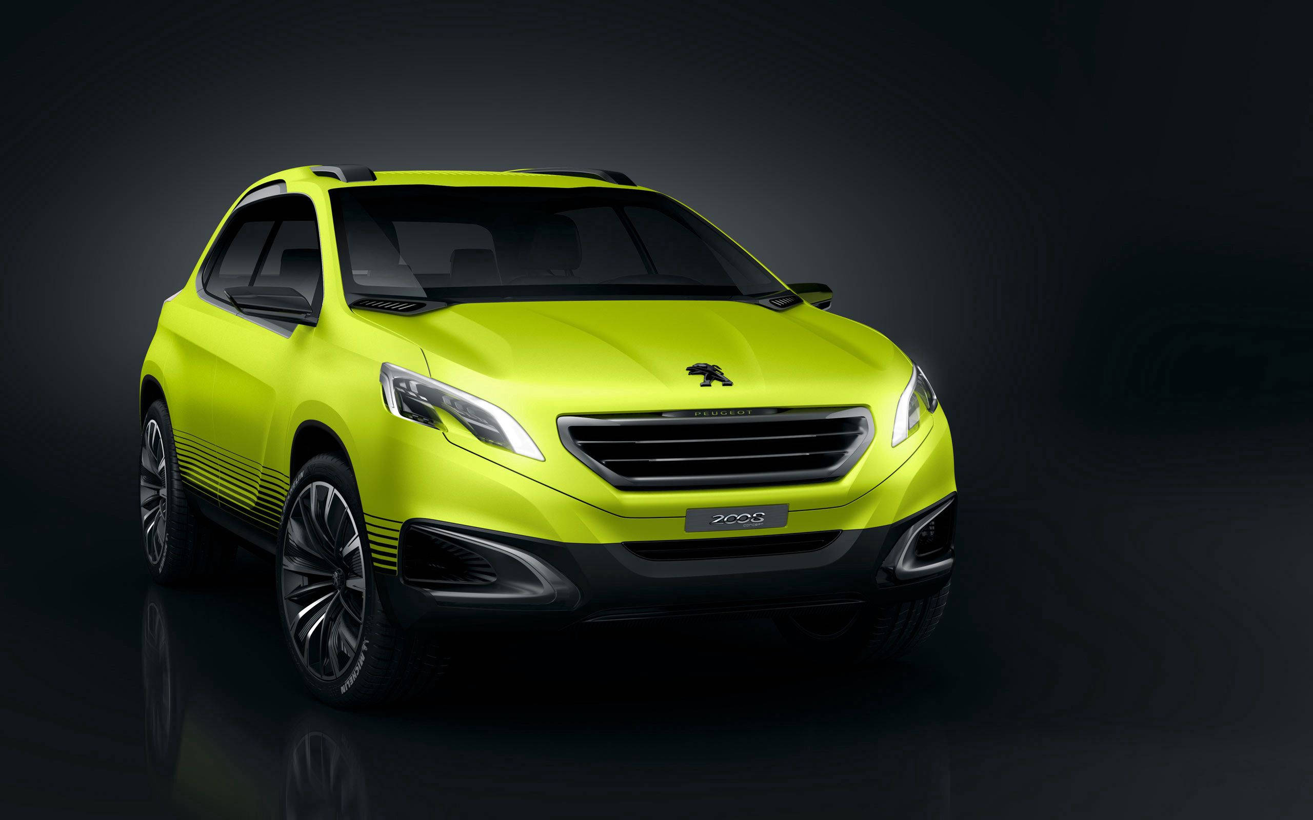 Peugeot 桌布 壁紙 — 一輛充滿活力的萊姆綠色標緻2008 SUV在攝影棚燈光下閃閃發光，背景為深色漸層，地板具有反射效果。