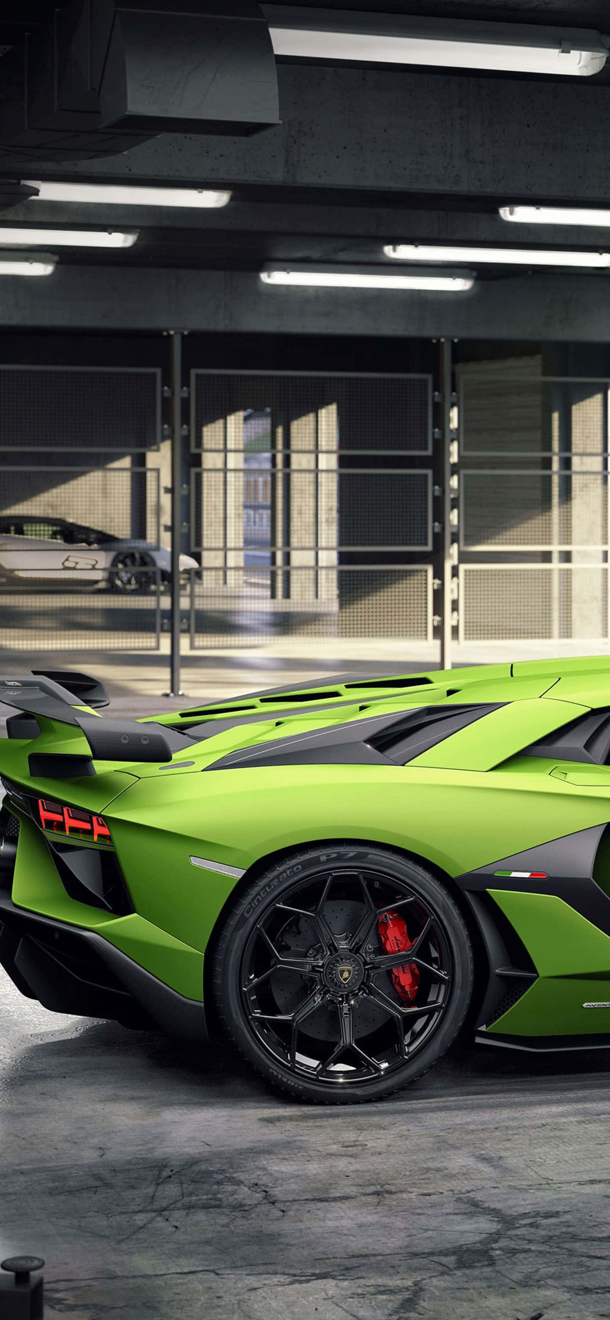 race car 桌布 壁紙 — 一輛充滿活力的萊姆綠色藍寶堅尼 Aventador SVJ 停放在現代工業風車庫中，帶有時尚的黑色飾邊和紅色制動卡鉗。