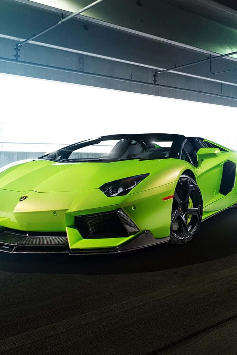 綠色 桌布 壁紙 — 一輛充滿活力的萊姆綠色藍寶堅尼Aventador敞篷跑車在明亮燈光下於時尚的地下車庫中閃閃發光。