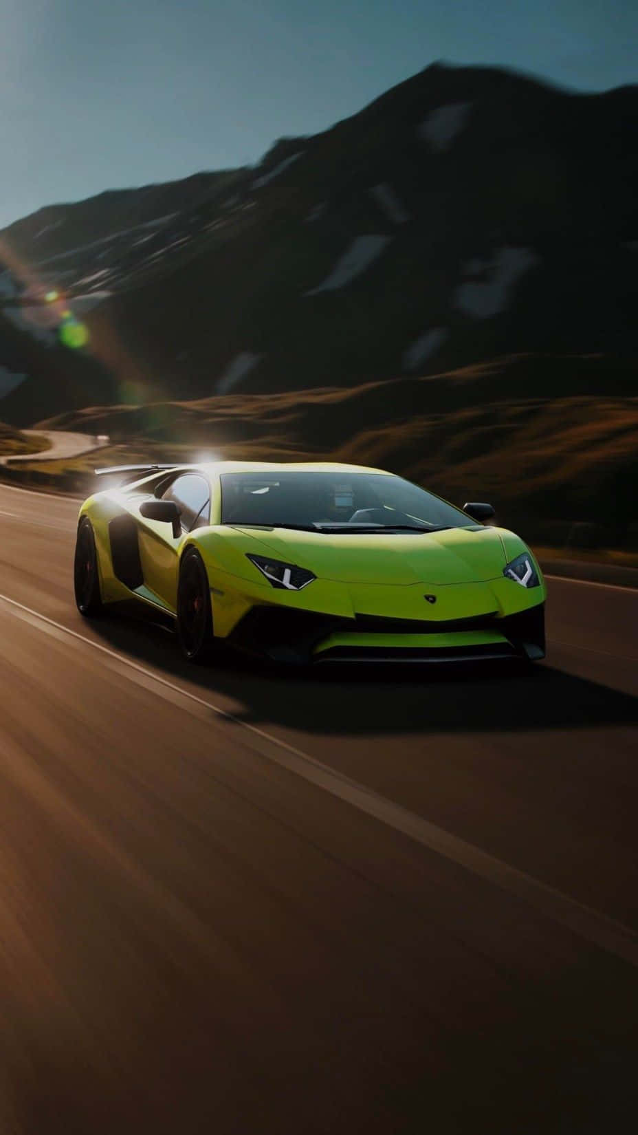 Pixel 3xl Lamborghini 桌布 壁紙 — 一輛充滿活力的萊姆綠色藍寶堅尼Aventador在晴朗天空下，沿著蜿蜒的山路疾馳，山峰上覆蓋著積雪。