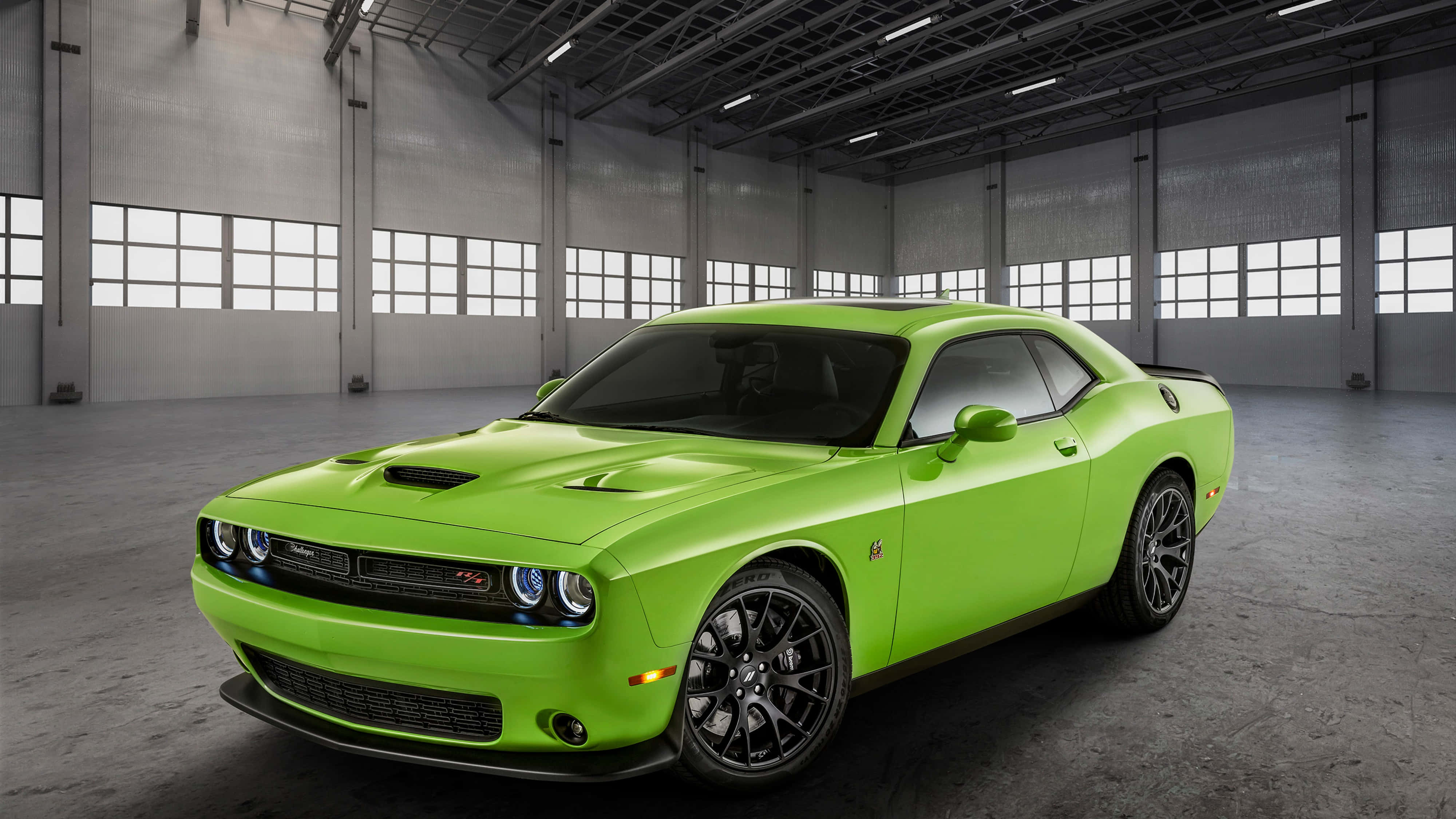 Dodge 桌布 壁紙 — 一輛充滿活力的萊姆綠色道奇挑戰者SRT Hellcat停放在一個寬敞的工業倉庫中，倉庫有高窗和混凝土地板。