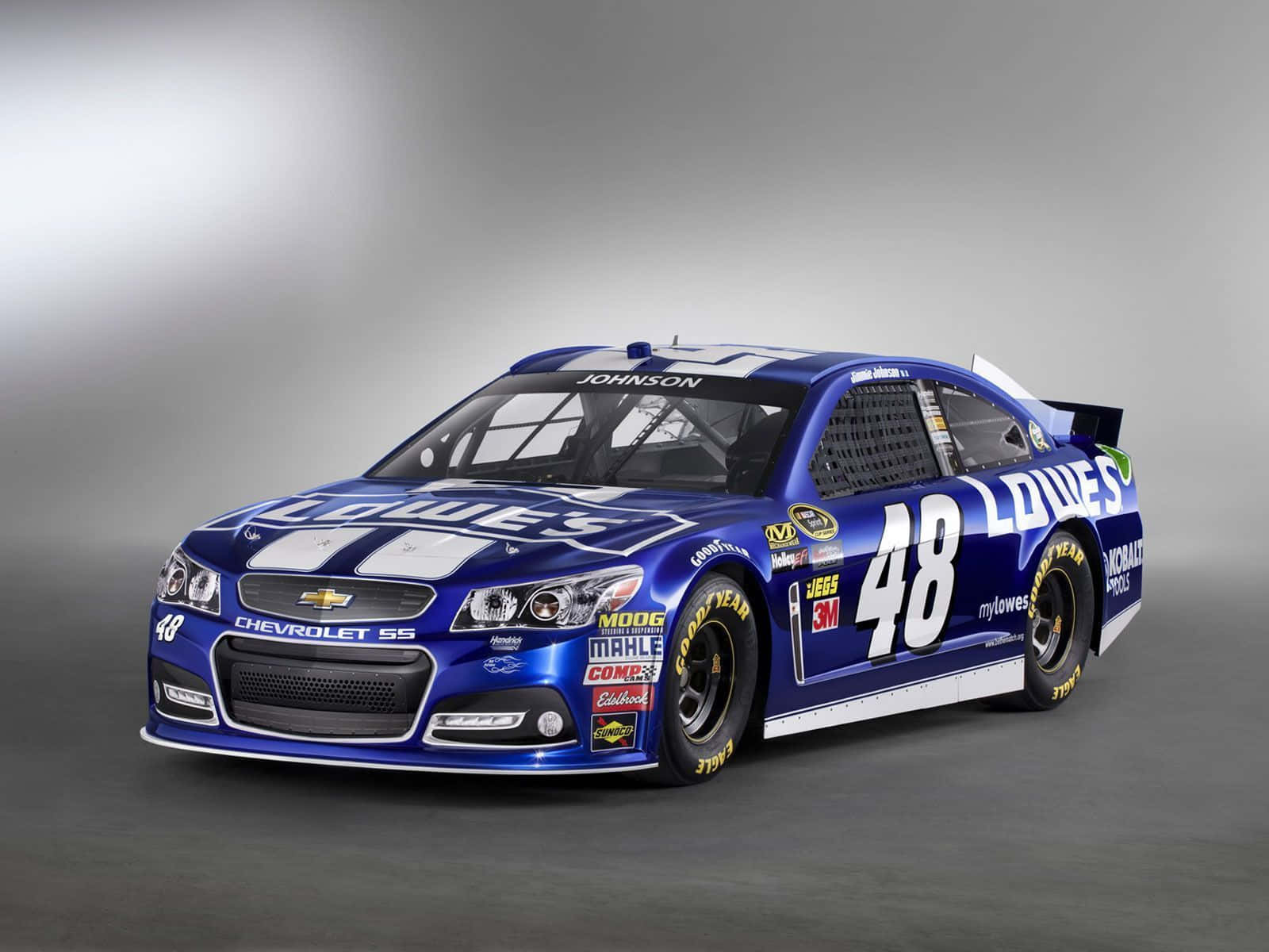 nascar 桌布 壁紙 — 一輛充滿活力的藍色#48 Lowe's Chevrolet SS NASCAR賽車，帶有贊助商貼紙，置於中性灰色工作室背景前。
