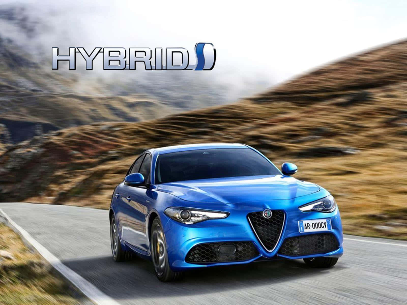 愛快羅密歐 桌布 壁紙 — 一輛充滿活力的藍色 Alfa Romeo 轎車沿著蜿蜒的山路疾馳，帶有動態模糊和 'HYBRID' 文字疊加。