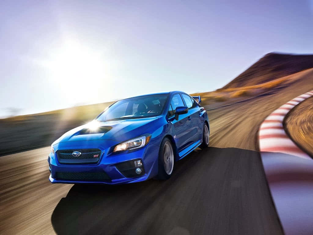 藍色 桌布 壁紙 — 一輛充滿活力的藍色 Subaru WRX STI 在沙漠賽道上奔馳，帶有動態模糊和明亮的太陽耀斑。