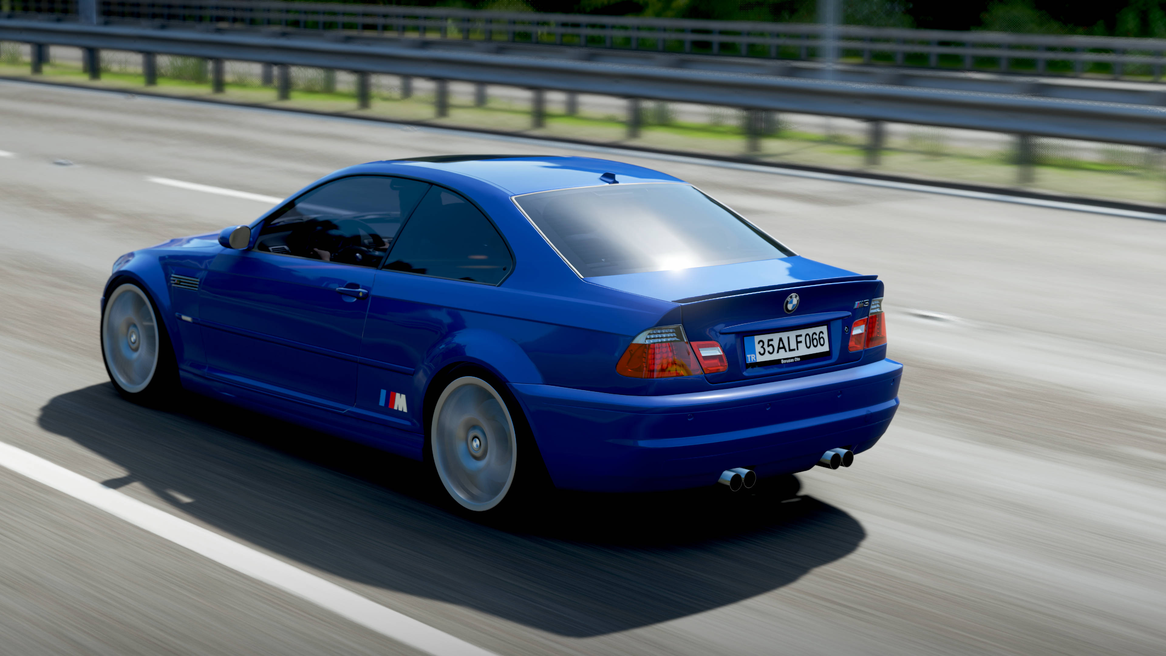 Horizon 桌布 壁紙 — 一輛充滿活力的藍色BMW M3雙門跑車在陽光明媚的高速公路上疾馳，動態模糊強調了其動態運動。
