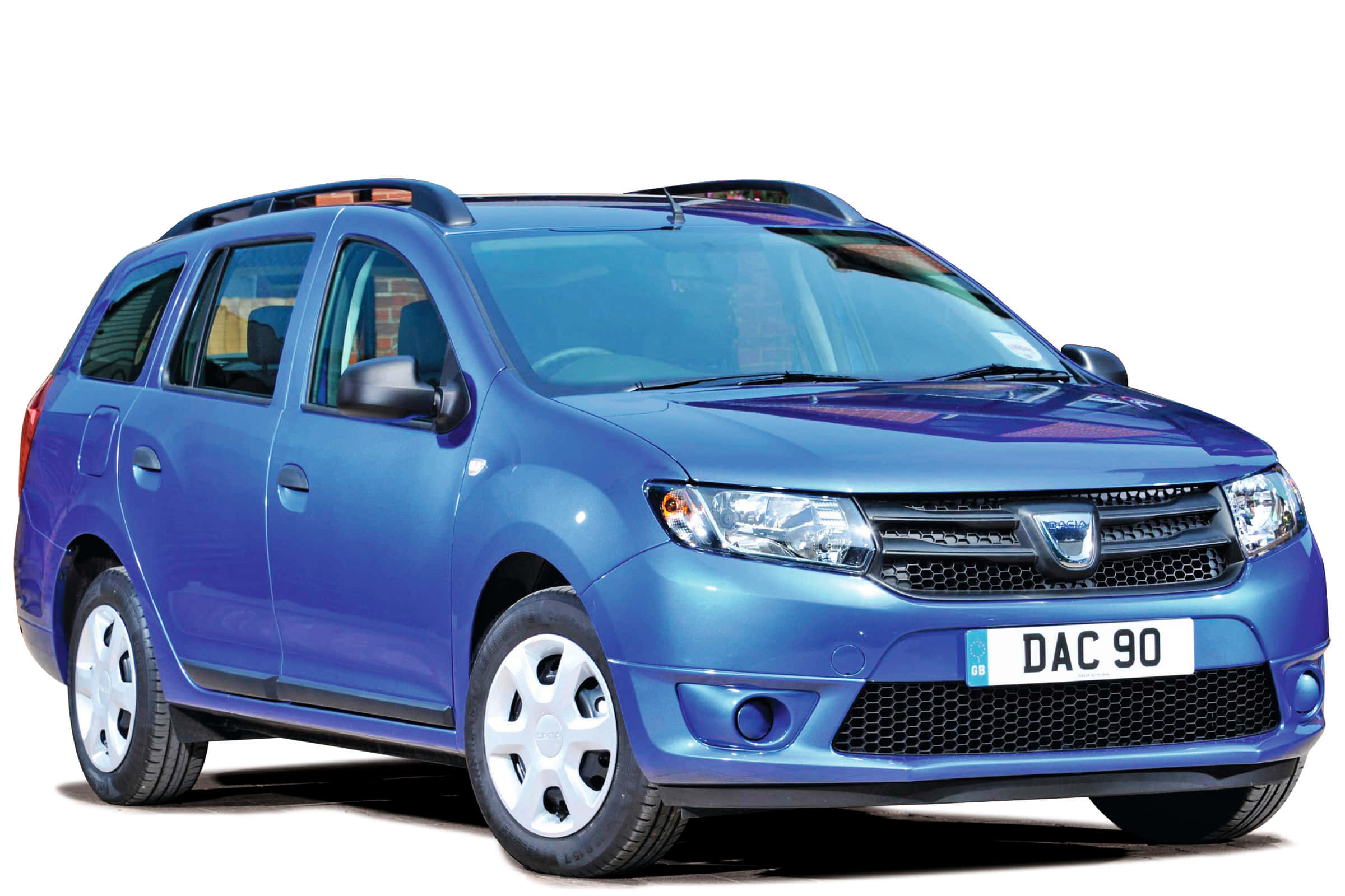 Dacia 桌布 壁紙 — 一輛充滿活力的藍色Dacia Logan MCV旅行車在攝影棚燈光下以純白色背景展示。
