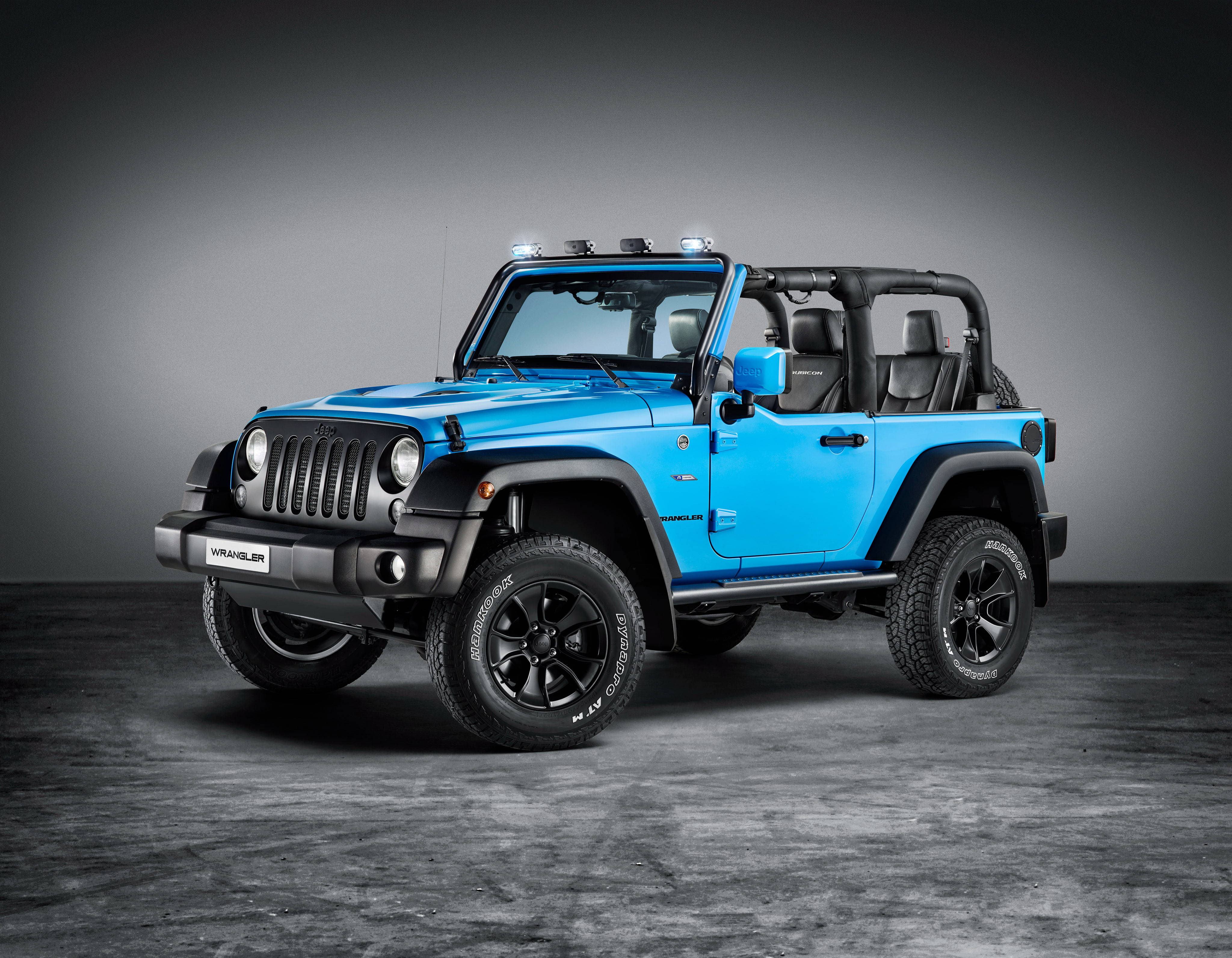 汽車 4K 桌布 壁紙 — 一輛充滿活力的藍色Jeep Wrangler，帶有黑色飾件和堅固輪胎，在極簡風格的攝影棚中蓄勢待發。
