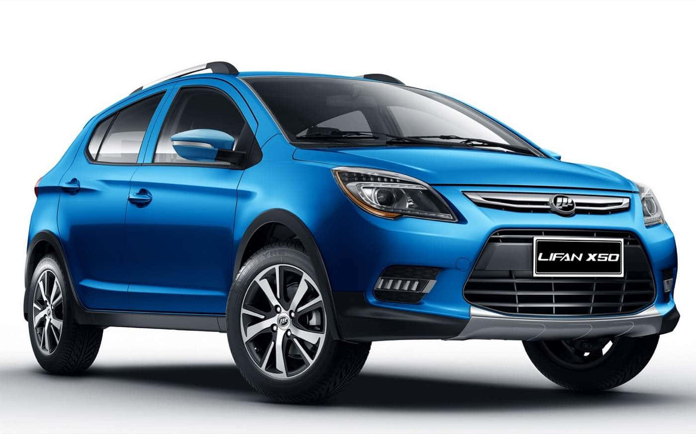 Lifan 桌布 壁紙 — 一輛充滿活力的藍色Lifan X50緊湊型SUV，在工作室燈光下以乾淨的白色背景展示。