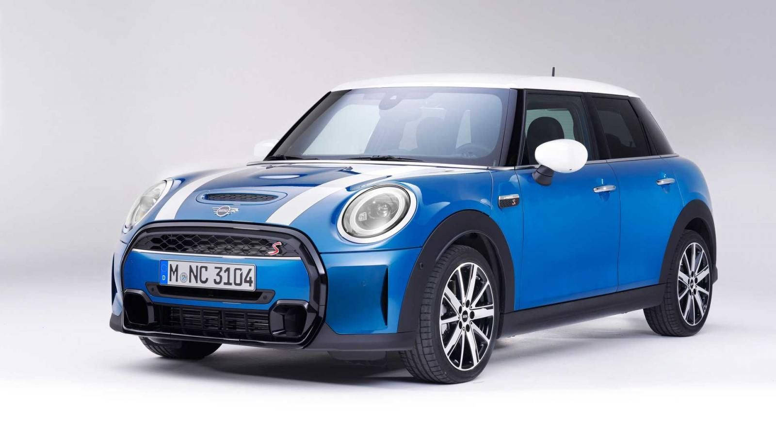 Mini 桌布 壁紙 — 一輛充滿活力的藍色MINI Cooper S，配備白色車頂和賽車條紋，在潔白的攝影棚背景前蓄勢待發。