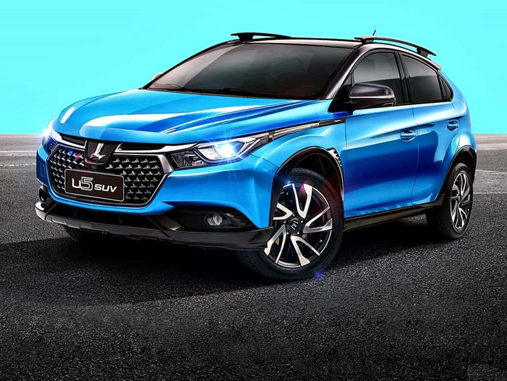 Luxgen 桌布 壁紙 — 一輛充滿活力的藍色SUV，設計流線型，車頭燈發光，停在深色路面上，背景是明亮的青色。