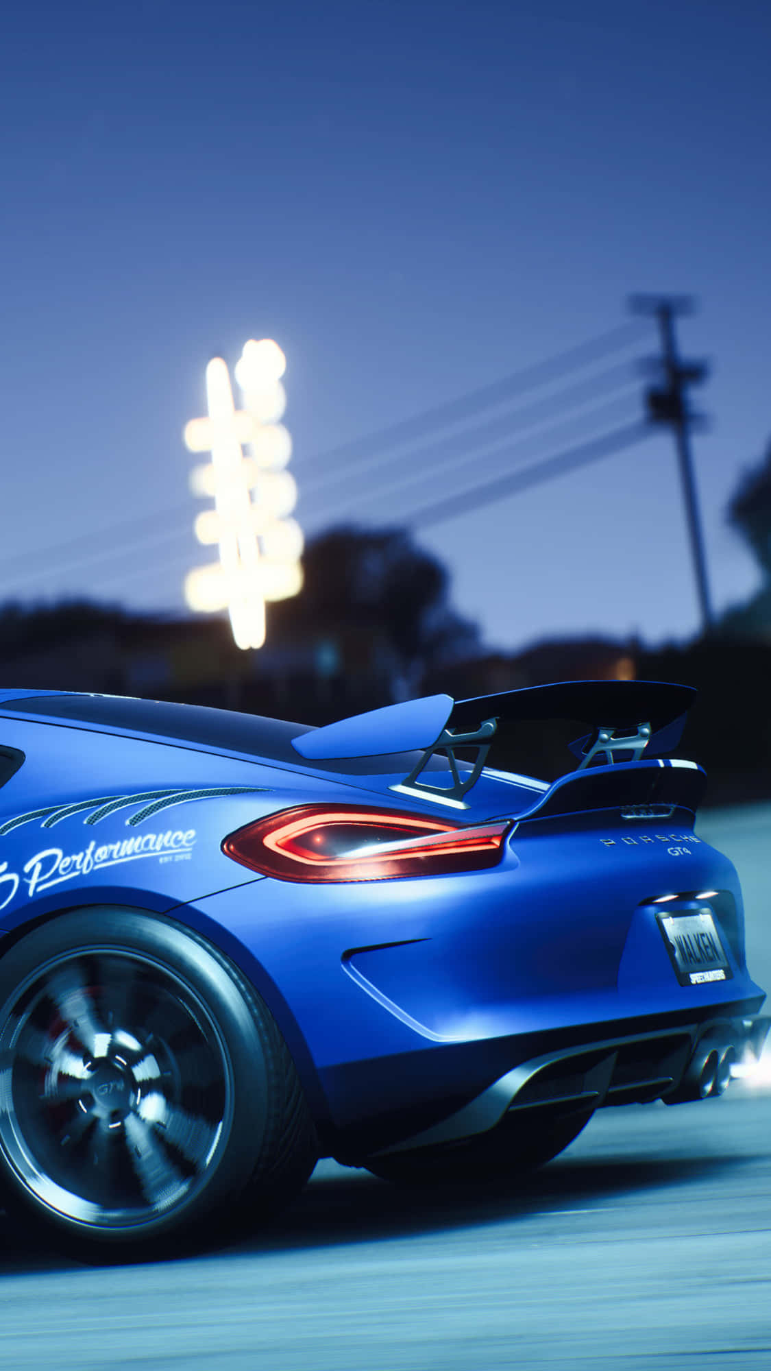 電玩遊戲 桌布 壁紙 — 一輛充滿活力的藍色保時捷 Cayman GT4 在黃昏時分疾馳，尾燈閃爍，在暮色天空下呈現模糊的動態效果。