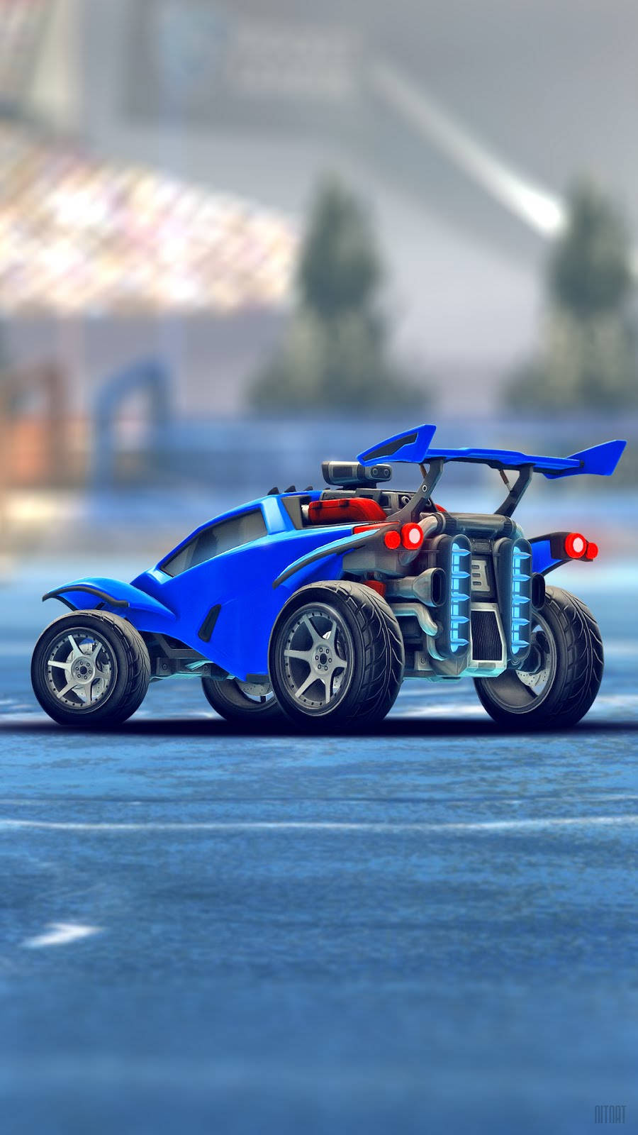 Rocket League Phone 桌布 壁紙 — 一輛充滿活力的藍色未來賽車，帶有發光的紅色燈光，在潮濕的瀝青賽道上奔馳，天空朦朧。