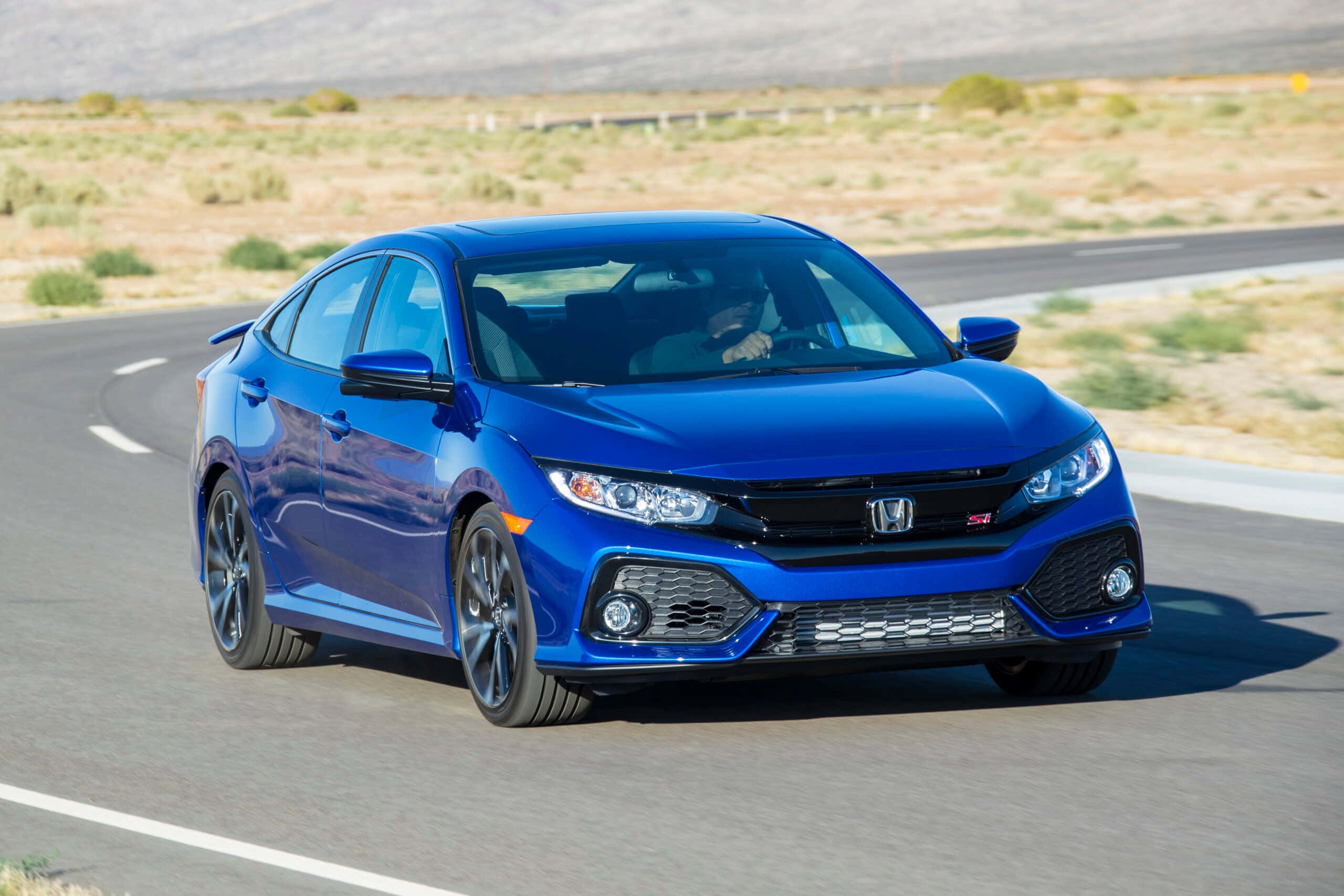 Honda Civic 桌布 壁紙 — 一輛充滿活力的藍色本田思域Type R在明亮的日光下沿沙漠高速公路飛馳。