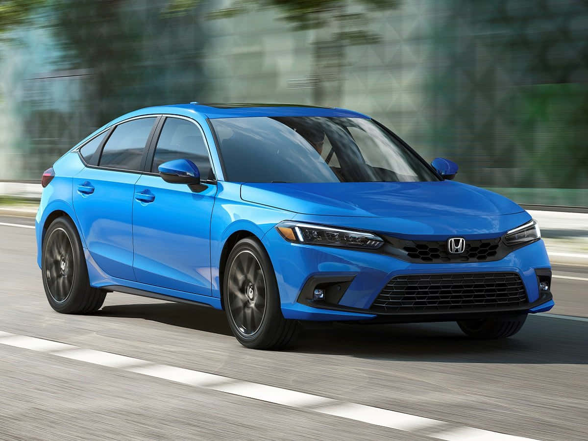 Honda Civic 桌布 壁紙 — 一輛充滿活力的藍色本田轎車在陽光普照的道路上行駛，背景是模糊的綠色植物。