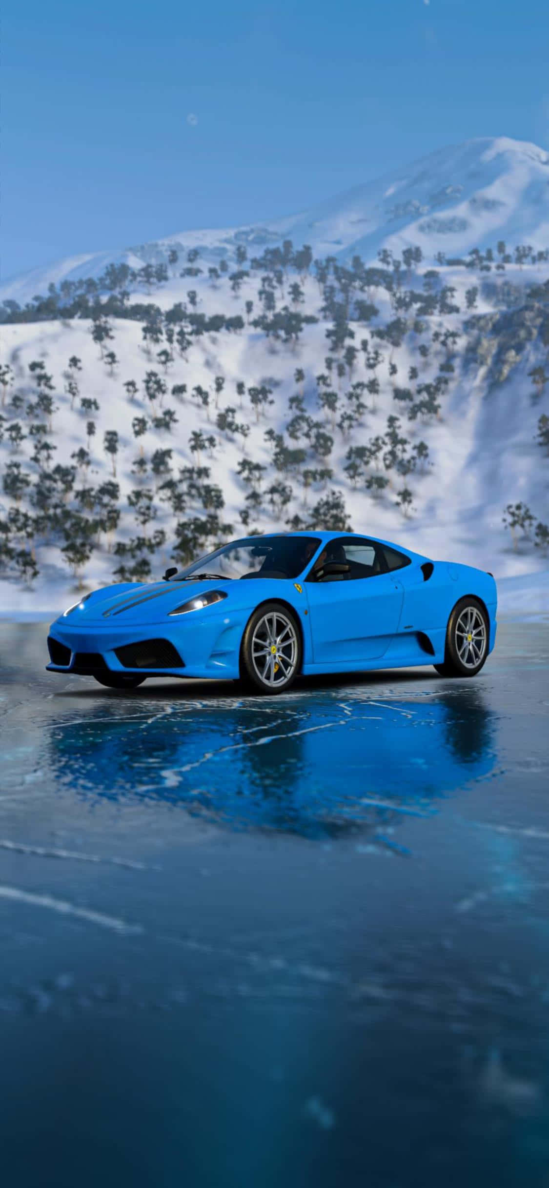 iPhone Xs Forza Horizon 4 桌布 壁紙 — 一輛充滿活力的藍色法拉利跑車在結冰的湖面上閃閃發光，背景是白雪覆蓋的山脈和常青樹，天空清澈湛藍。