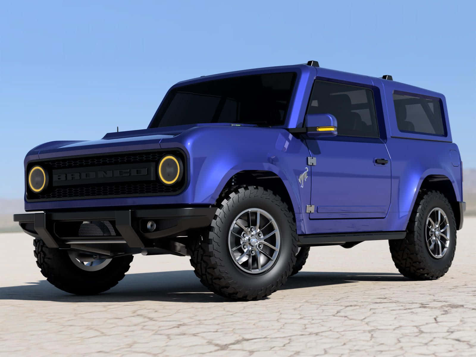 福特野馬越野車 桌布 壁紙 — 一輛充滿活力的藍色福特Bronco SUV，配備黃色圓形頭燈，停在龜裂的沙漠路面上，背景是清澈的藍天。