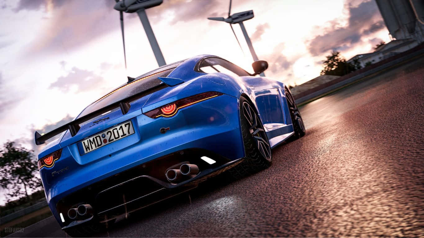 1366x768 Project Cars 桌布 壁紙 — 一輛充滿活力的藍色積架F-Type跑車在戲劇性的日落天空下，在潮濕的賽道上閃閃發光。