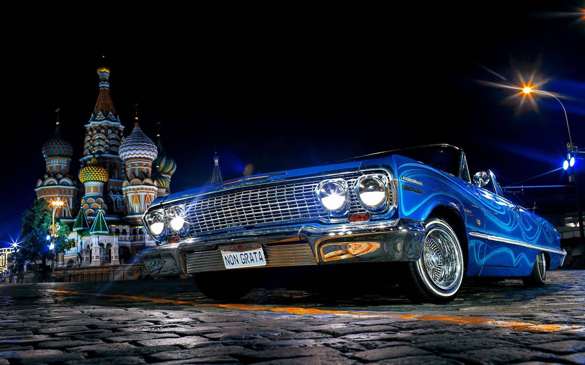 chevrolet impala 1967 桌布 壁紙 — 一輛充滿活力的藍色經典敞篷車在聖巴西爾大教堂前的夜燈下閃閃發光。