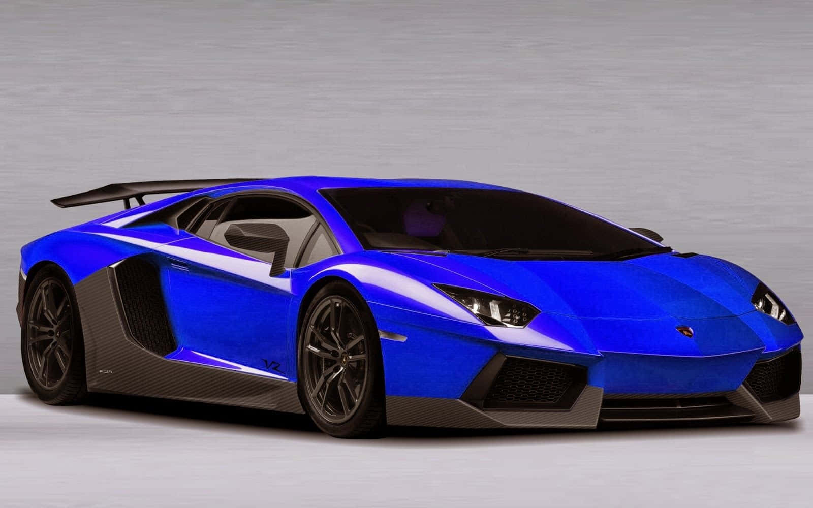 跑車 桌布 壁紙 — 一輛充滿活力的藍色藍寶堅尼 Aventador，配備碳纖維飾件和後尾翼，在灰色中性工作室背景前展示。