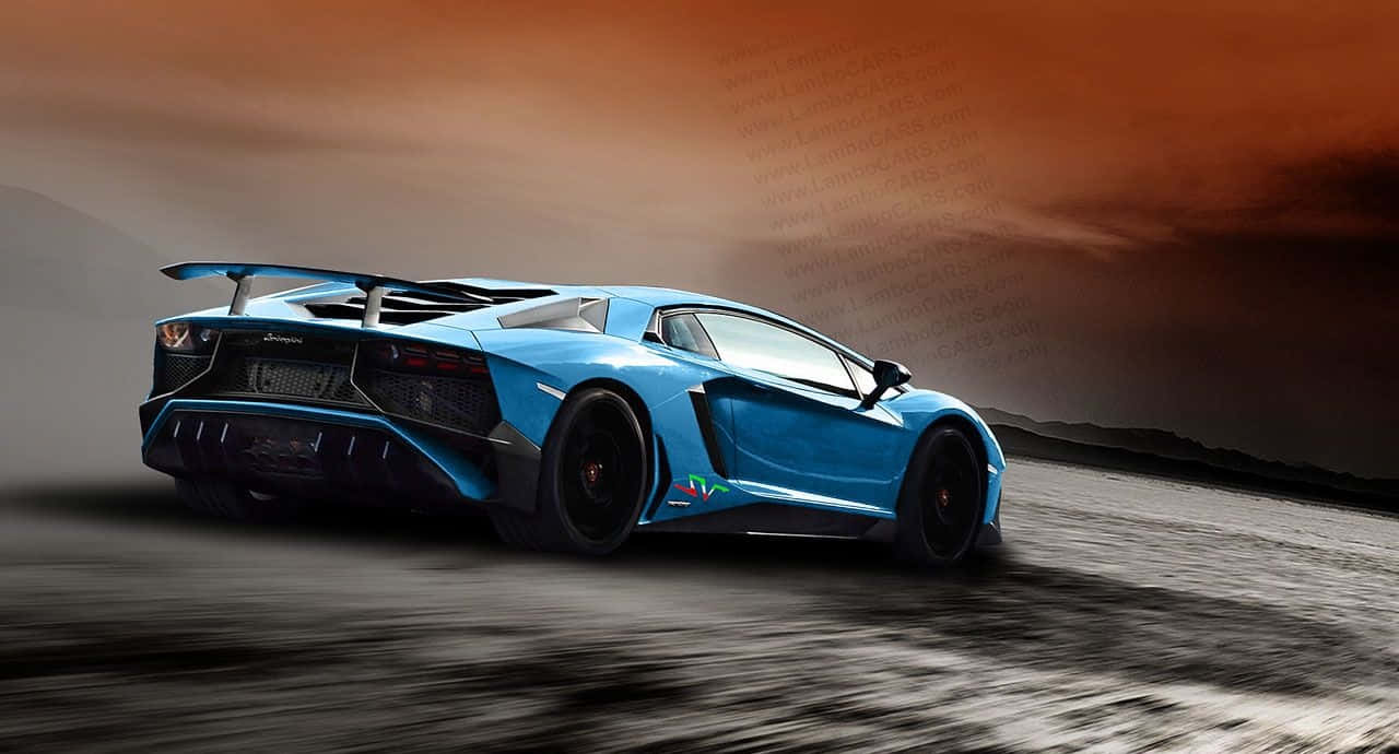 跑車 桌布 壁紙 — 一輛充滿活力的藍色藍寶堅尼 Aventador SVJ 在塵土飛揚的沙漠道路上奔馳，背景是火紅的橙色日落天空。