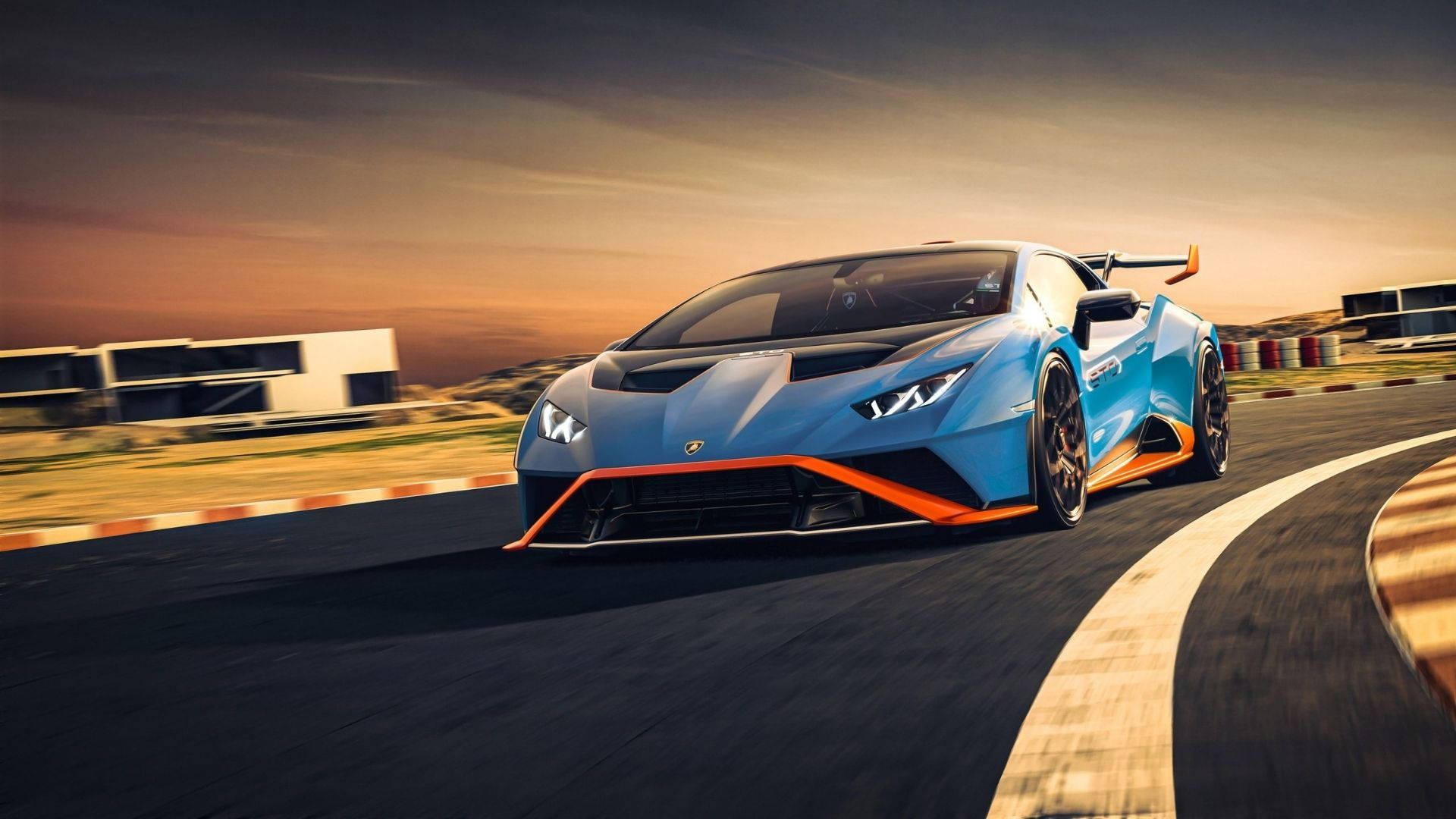 蘭博基尼 桌布 壁紙 — 一輛充滿活力的藍色藍寶堅尼 Huracán Super Trofeo Evo 帶有橙色點綴，在日落時分在蜿蜒的賽道上奔馳。