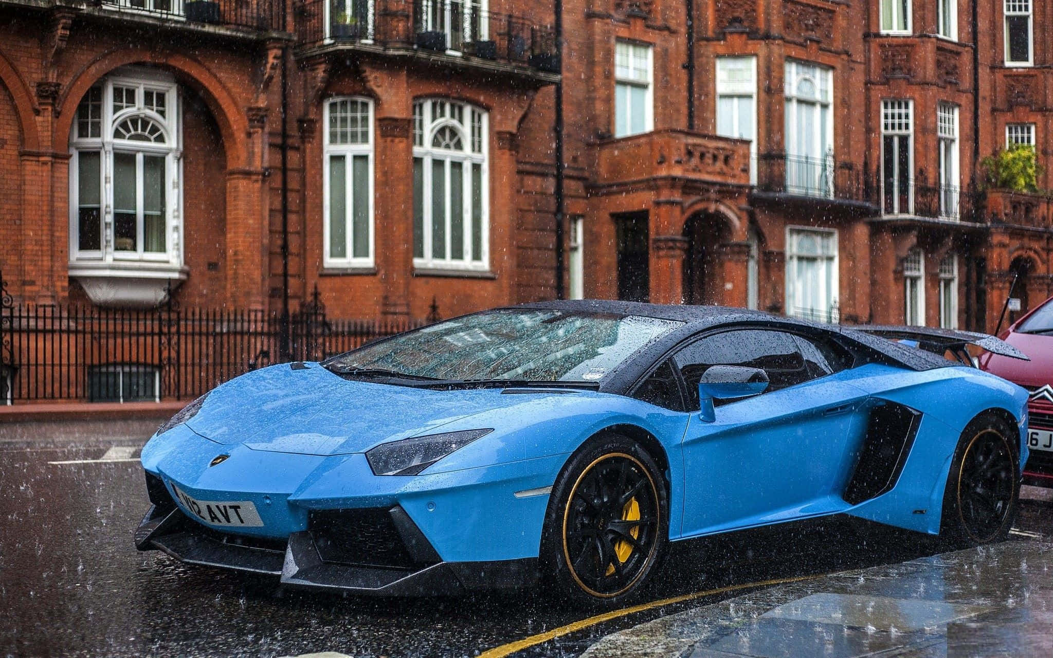 跑車 桌布 壁紙 — 一輛充滿活力的藍色藍寶堅尼Aventador在暴風雨中停在紅磚建築前的濕滑街道上。