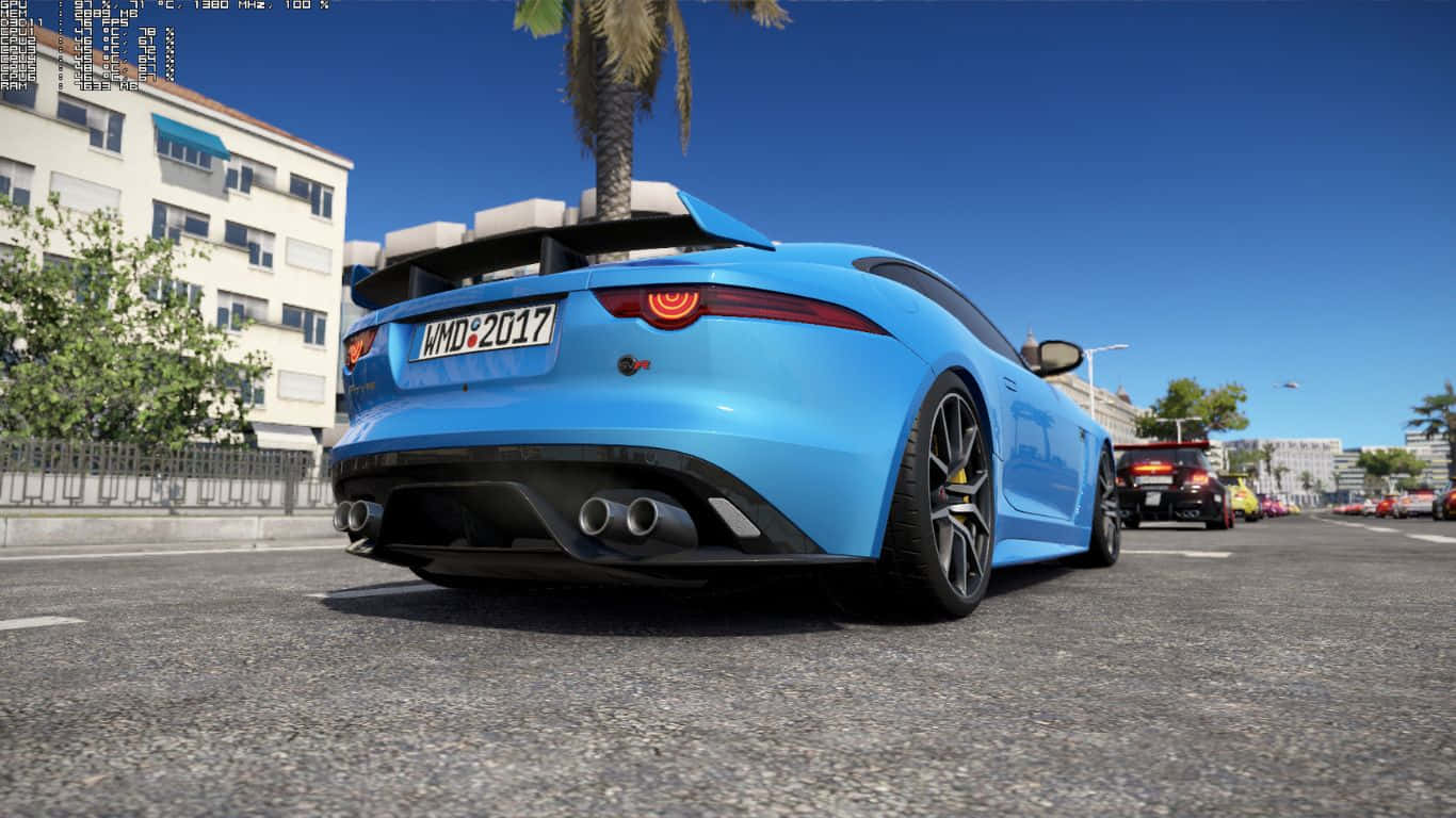 Blue Car 桌布 壁紙 — 一輛充滿活力的藍色跑車，帶有後擾流板和雙排氣管，停在陽光明媚的城市街道上，天空湛藍。