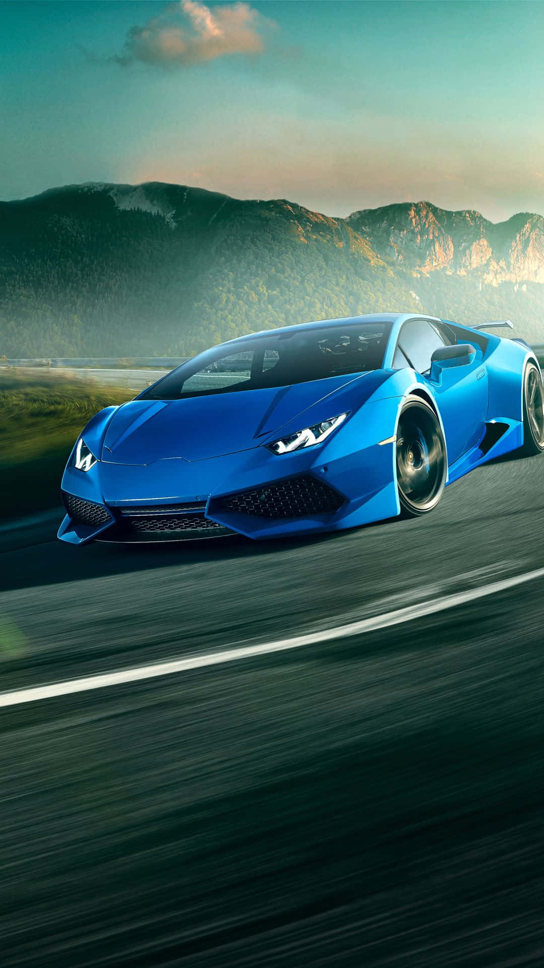 Pixel 3xl Lamborghini 桌布 壁紙 — 一輛充滿活力的藍色跑車在柔和的金色日落天空下，沿著蜿蜒的山路飛馳。