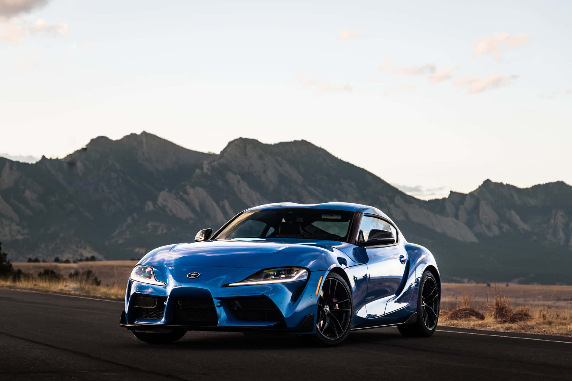 日落時分山路上的藍色跑車 — Toyota Supra Mk4 壁紙