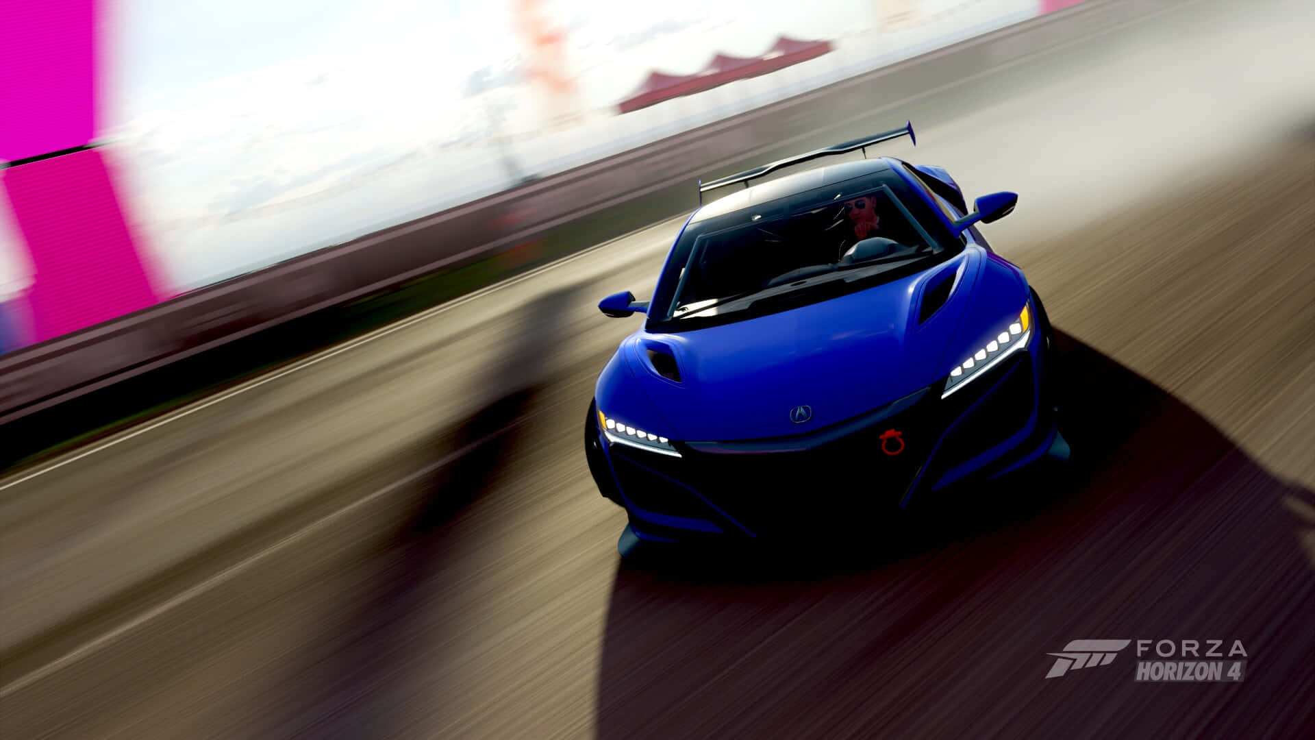1920x1080 Forza Horizon 4 桌布 壁紙 — 一輛充滿活力的藍色跑車在賽道上高速行駛，帶有動態模糊和亮粉紅色護欄。