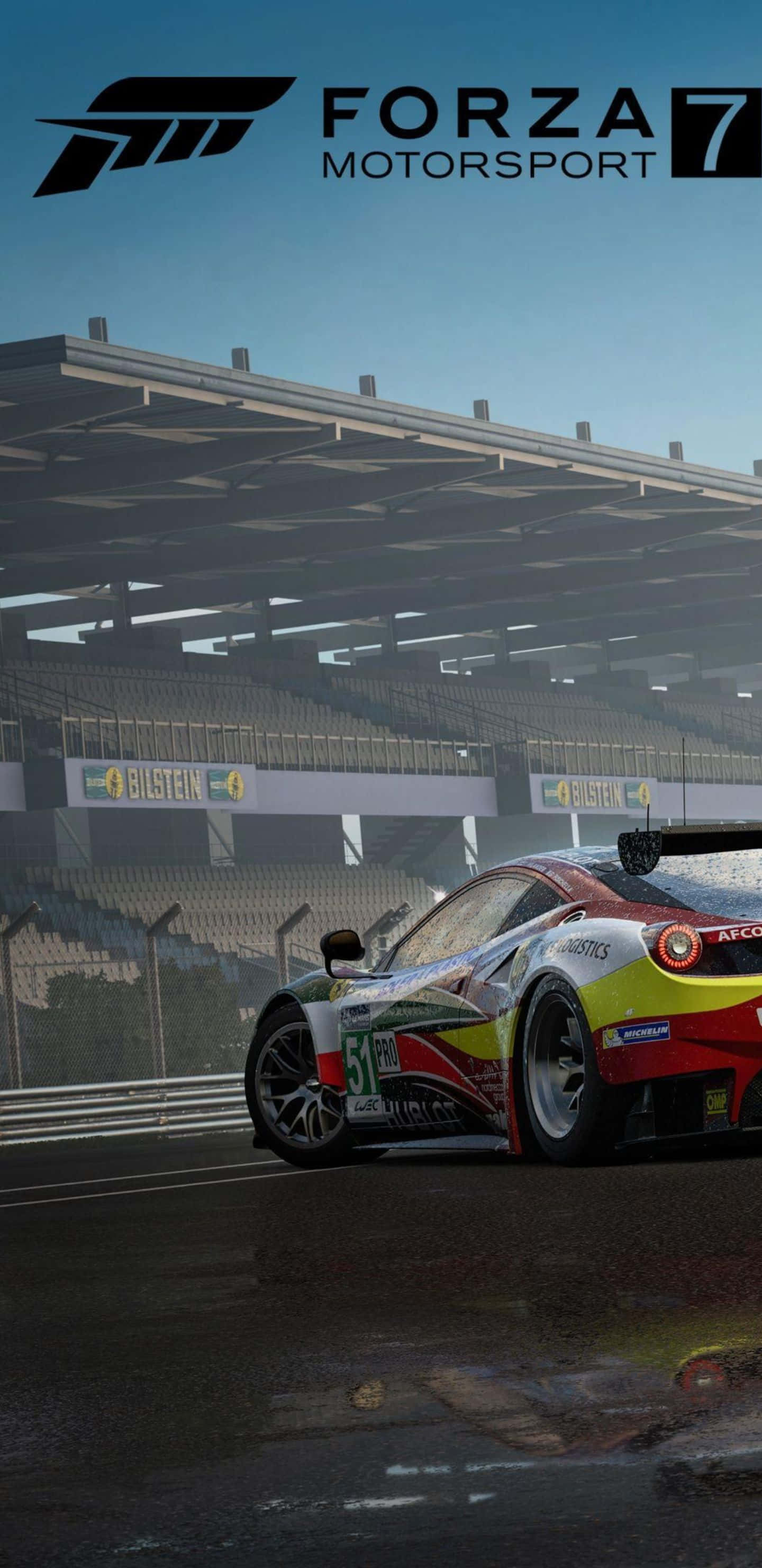 Pixel 3xl Forza Motorsport 7 桌布 壁紙 — 一輛充滿活力的賽車在晴朗的藍天下，在濕滑的賽道上飛馳，背景是空無一人的看台。