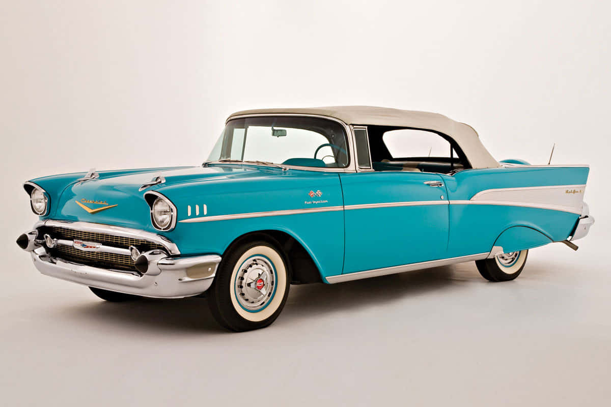 Car Model 桌布 壁紙 — 一輛充滿活力的青綠色1957年雪佛蘭Bel Air敞篷車，配備白色車頂和鍍鉻飾邊，以潔淨的白色工作室背景為襯托。