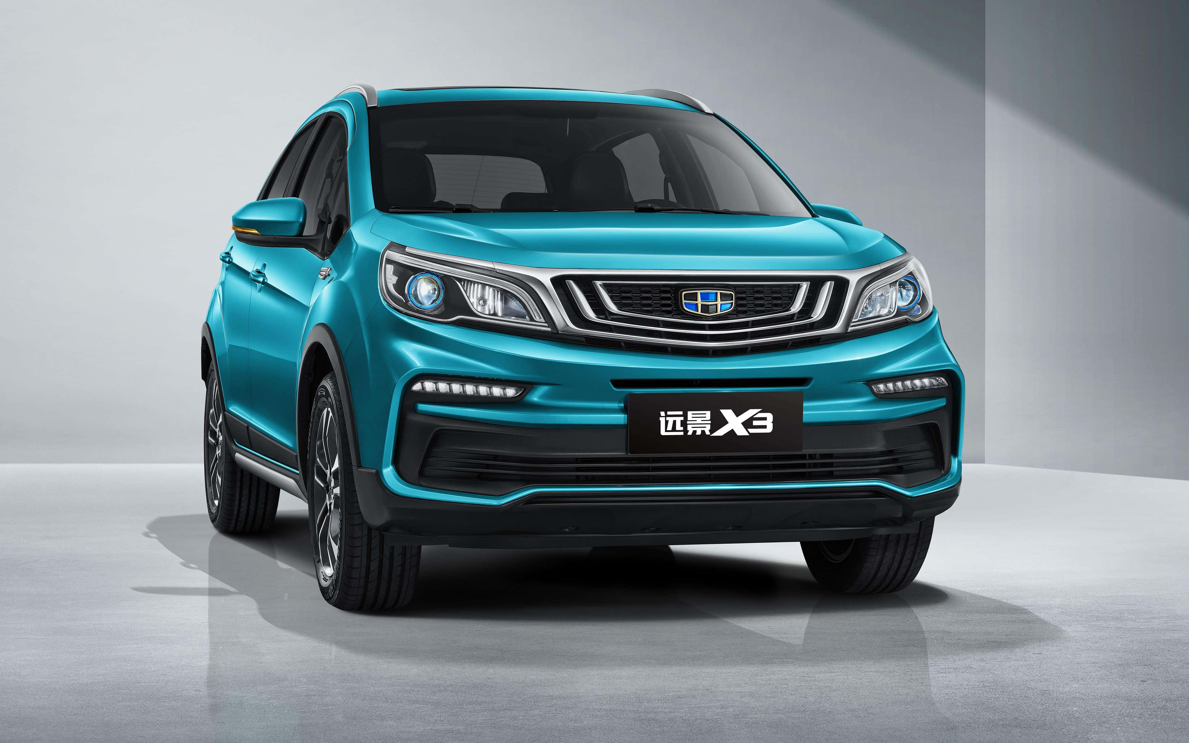 Geely 桌布 壁紙 — 一輛充滿活力的青綠色Geely X3 SUV在簡約風格的攝影棚中展示，配有柔和燈光和反射地板。