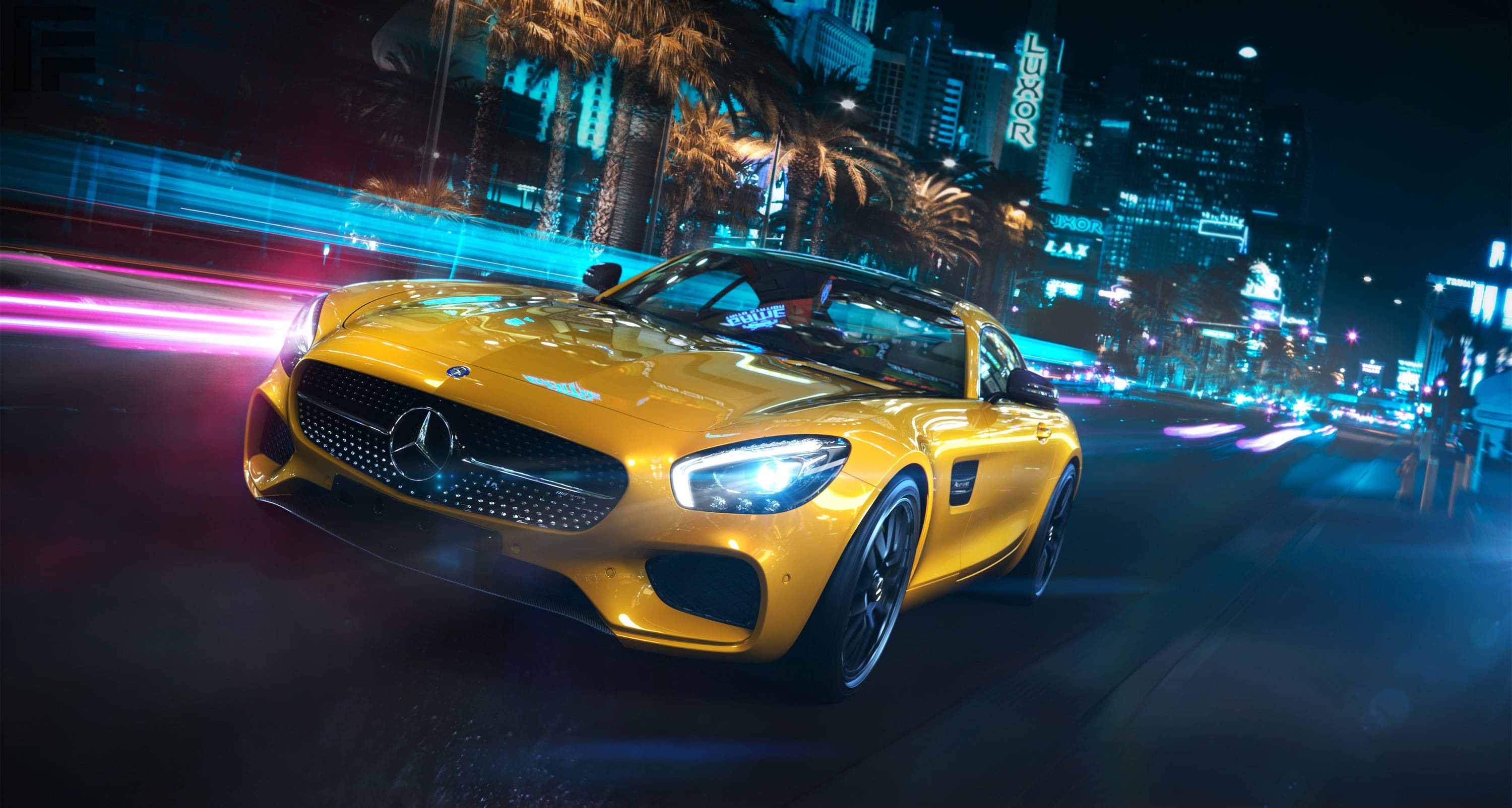Gtr 桌布 壁紙 — 一輛充滿活力的黃色 Mercedes-AMG GT 在夜晚穿過霓虹燈閃爍的城市街道，留下光跡。