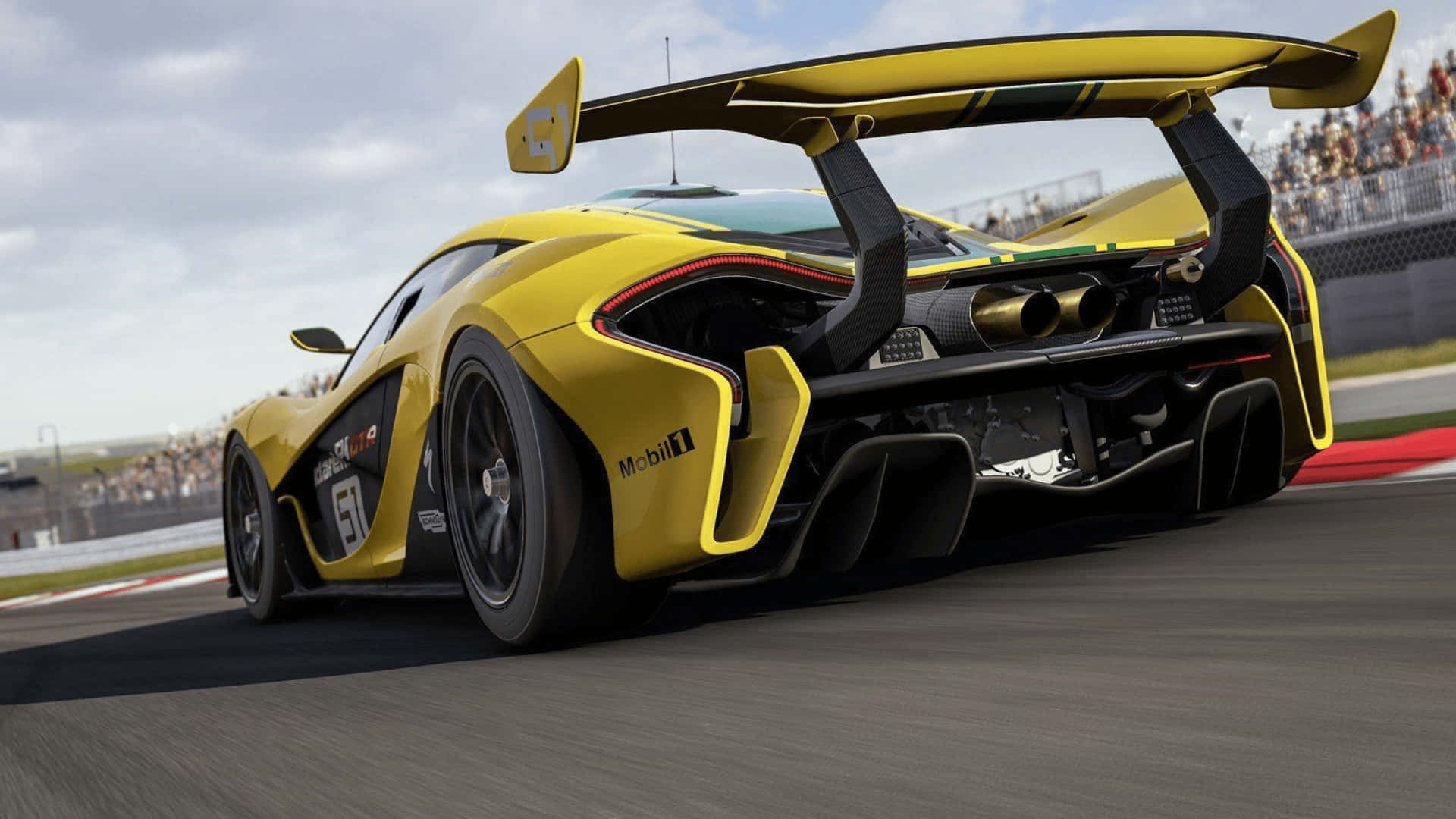 1080p Forza Motorsport 7 桌布 壁紙 — 一輛充滿活力的黃色McLaren P1賽車在陰天背景下，沿著賽道疾馳，背景有觀眾。