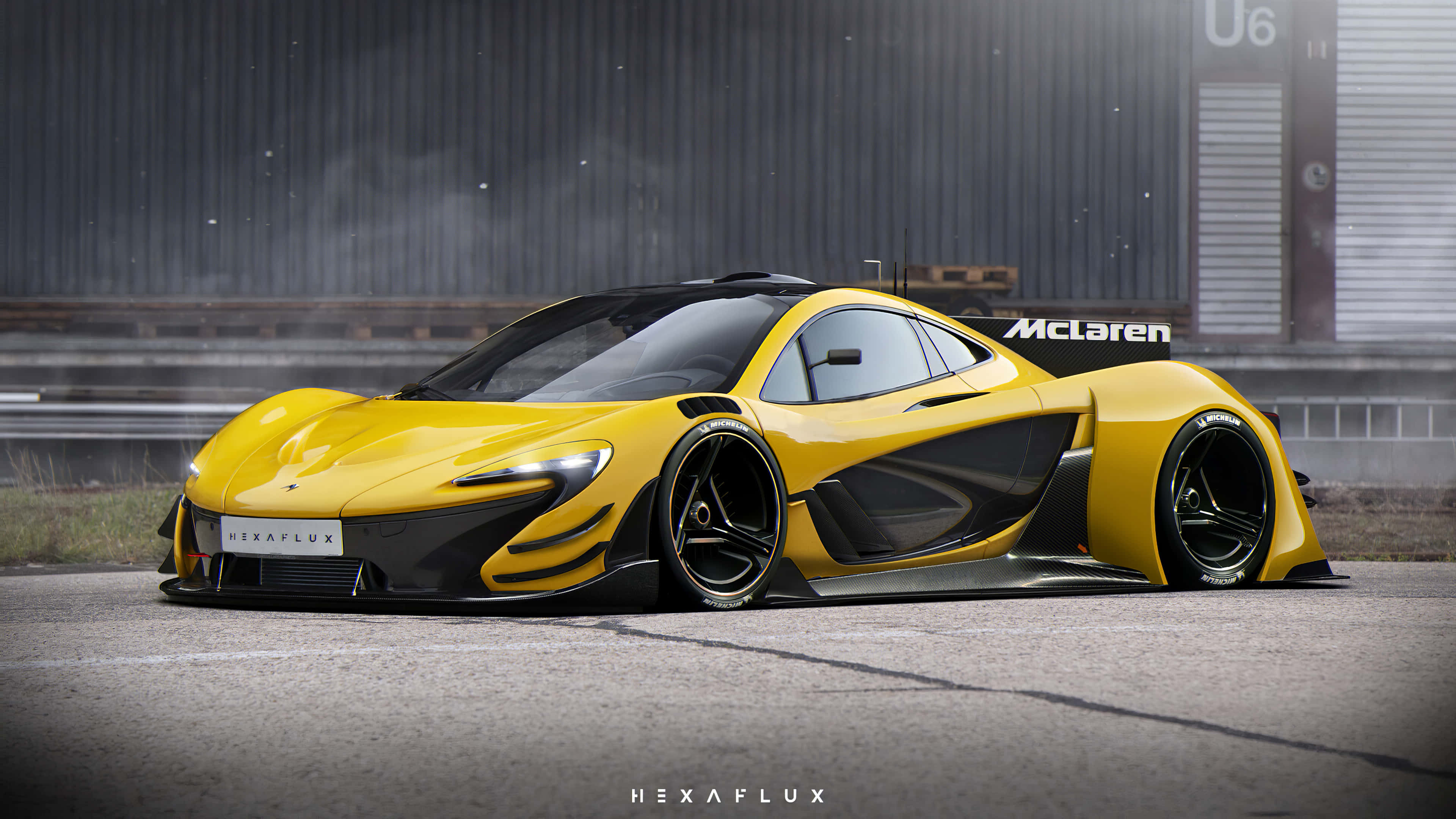 Cool Mclaren 桌布 壁紙 — 一輛充滿活力的黃色McLaren超級跑車帶有黑色飾邊，停在瀝青賽道上，旁邊是波紋金屬建築。