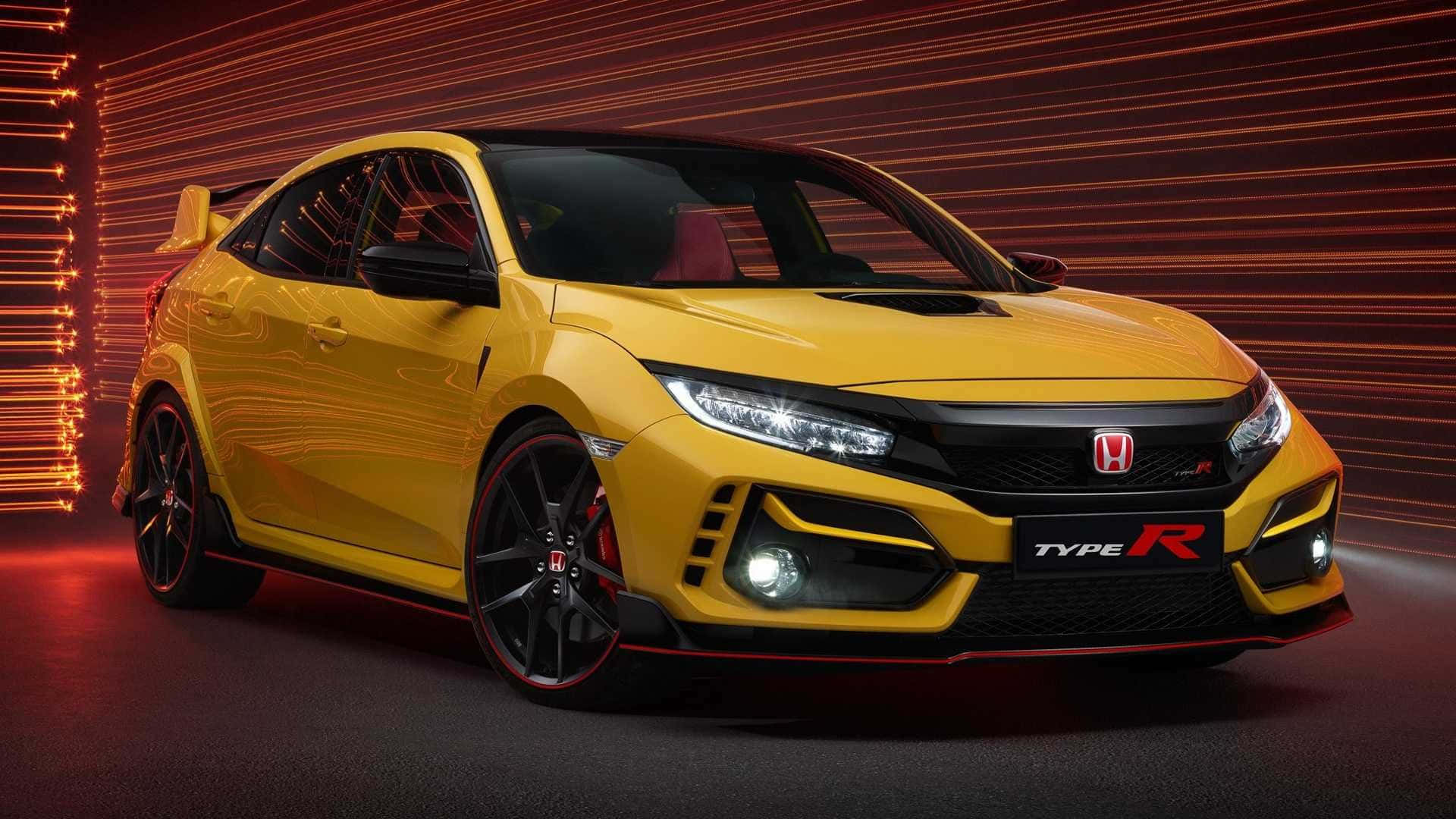 Hatchback 桌布 壁紙 — 一輛充滿活力的黃色本田思域Type R跑車在戲劇性的紅色燈光下，在條紋背景上閃閃發光。