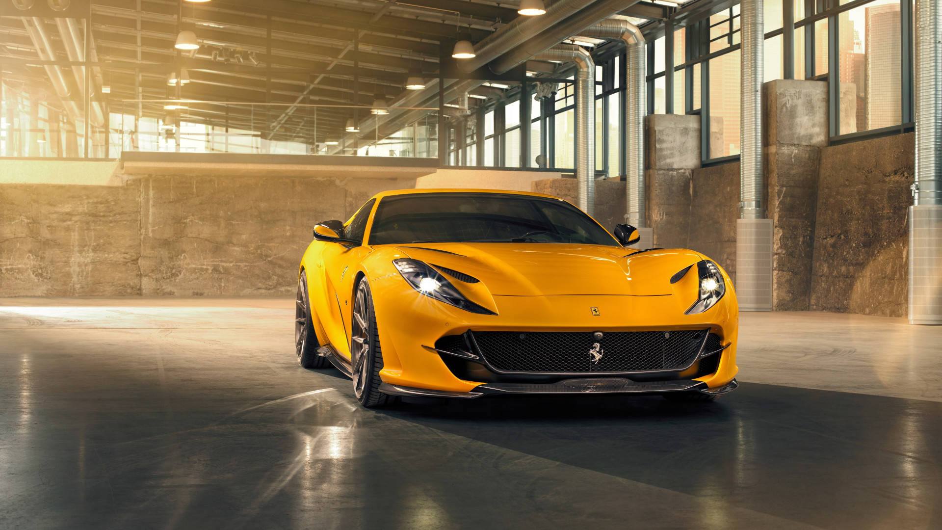 1920x1080 Ferrari 桌布 壁紙 — 一輛充滿活力的黃色法拉利跑車在溫暖的陽光下閃閃發光，陽光透過現代工業倉庫照射進來。
