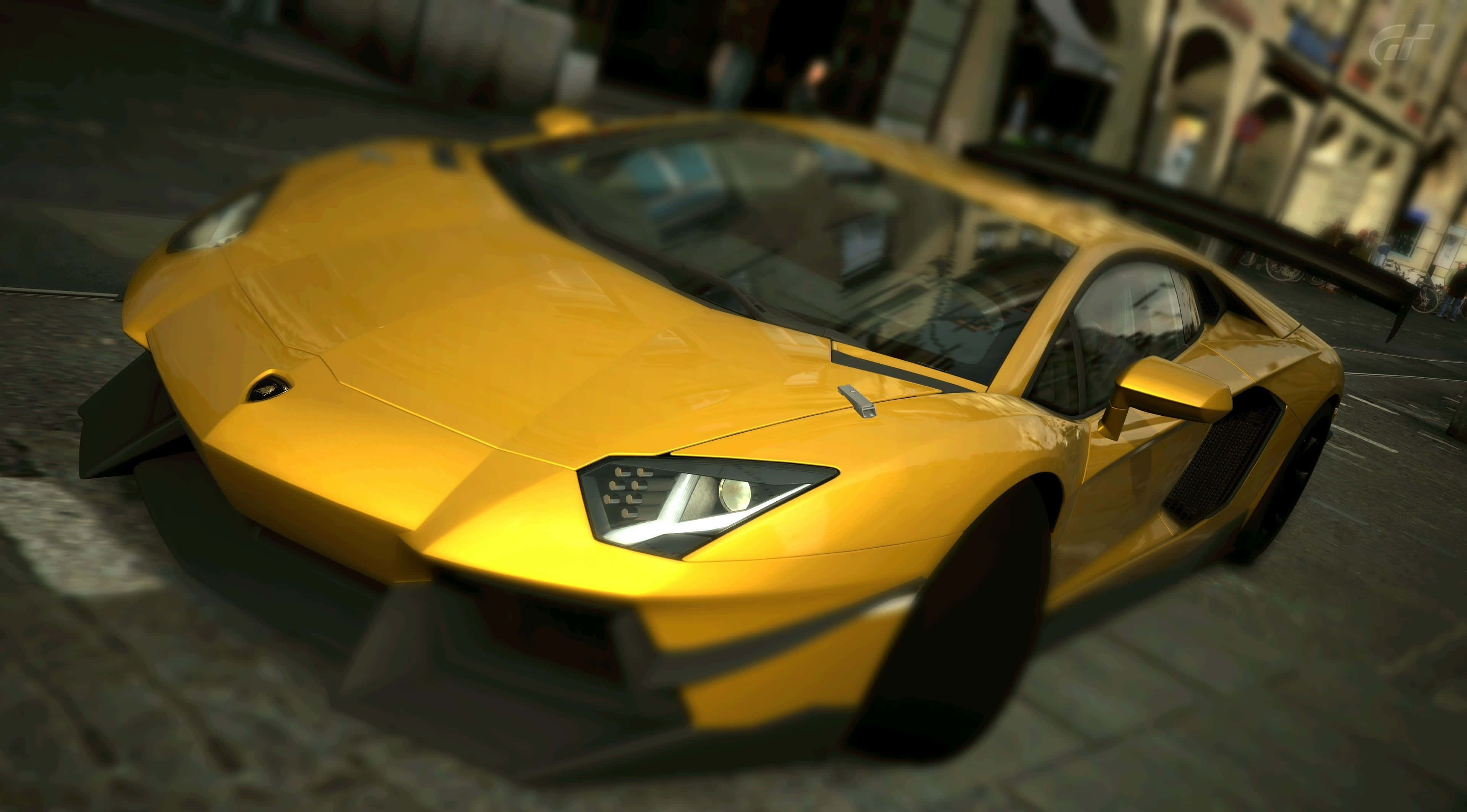 跑車 桌布 壁紙 — 一輛充滿活力的黃色藍寶堅尼Aventador跑車在潮濕的城市街道上，在城市的燈光下閃閃發光。